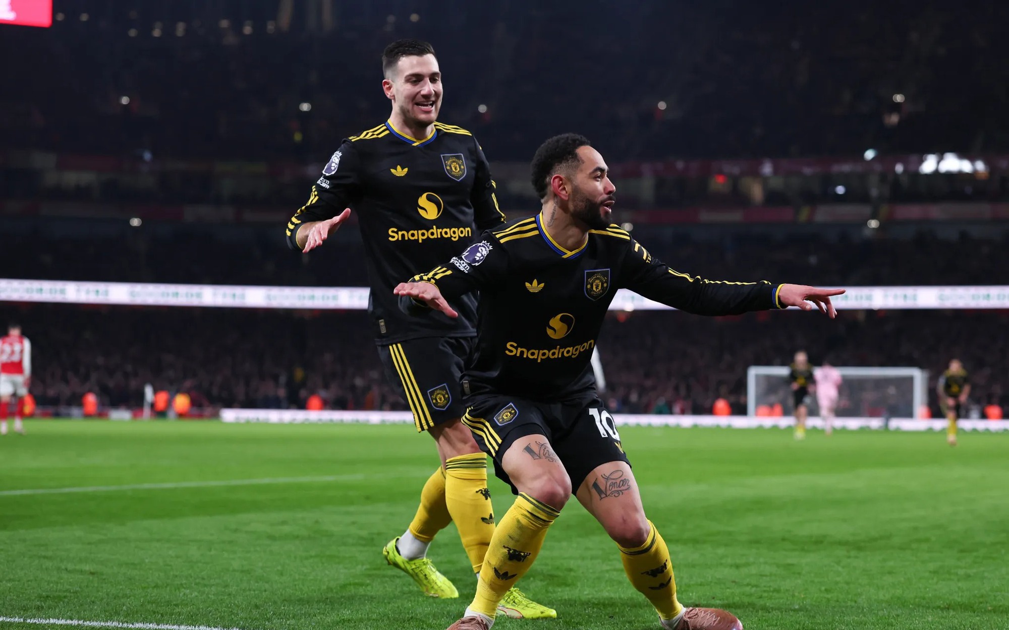 Man Utd trả giá đắt cho chiến thắng trước Arsenal