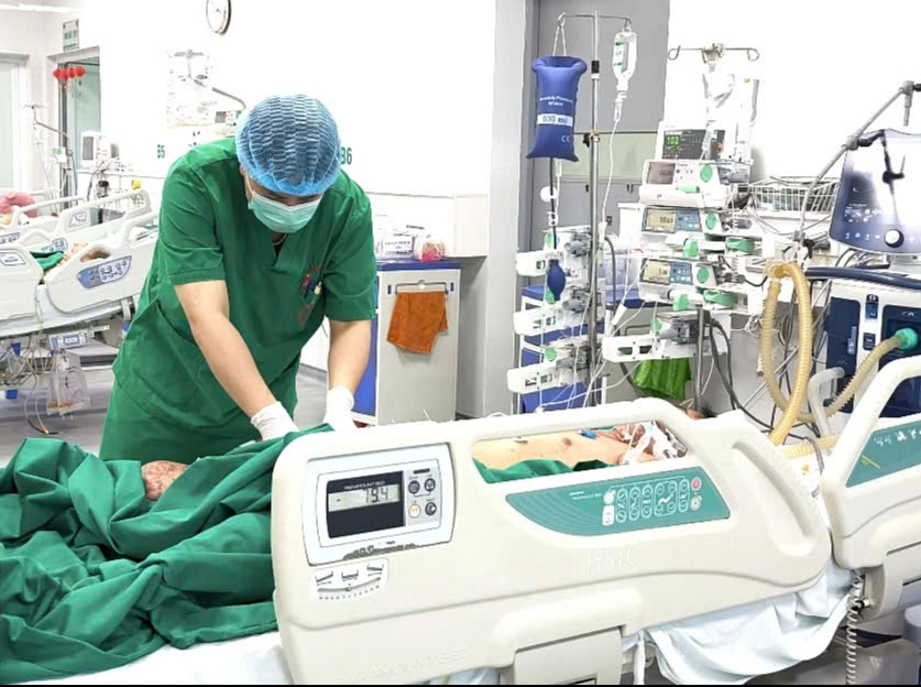 Nguy kịch do não mô cầu, biểu hiện dễ nhầm liên cầu khuẩn lợn - Ảnh 1.