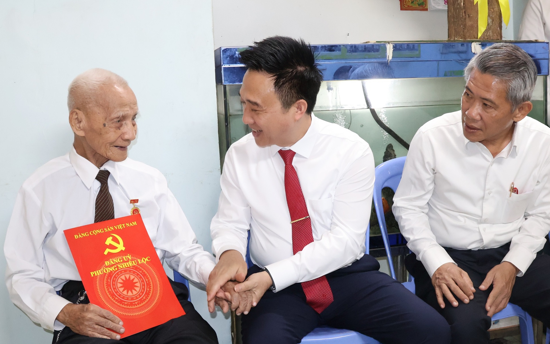 Lãnh đạo Thành ủy TPHCM trao tặng Huy hiệu Đảng cho đảng viên