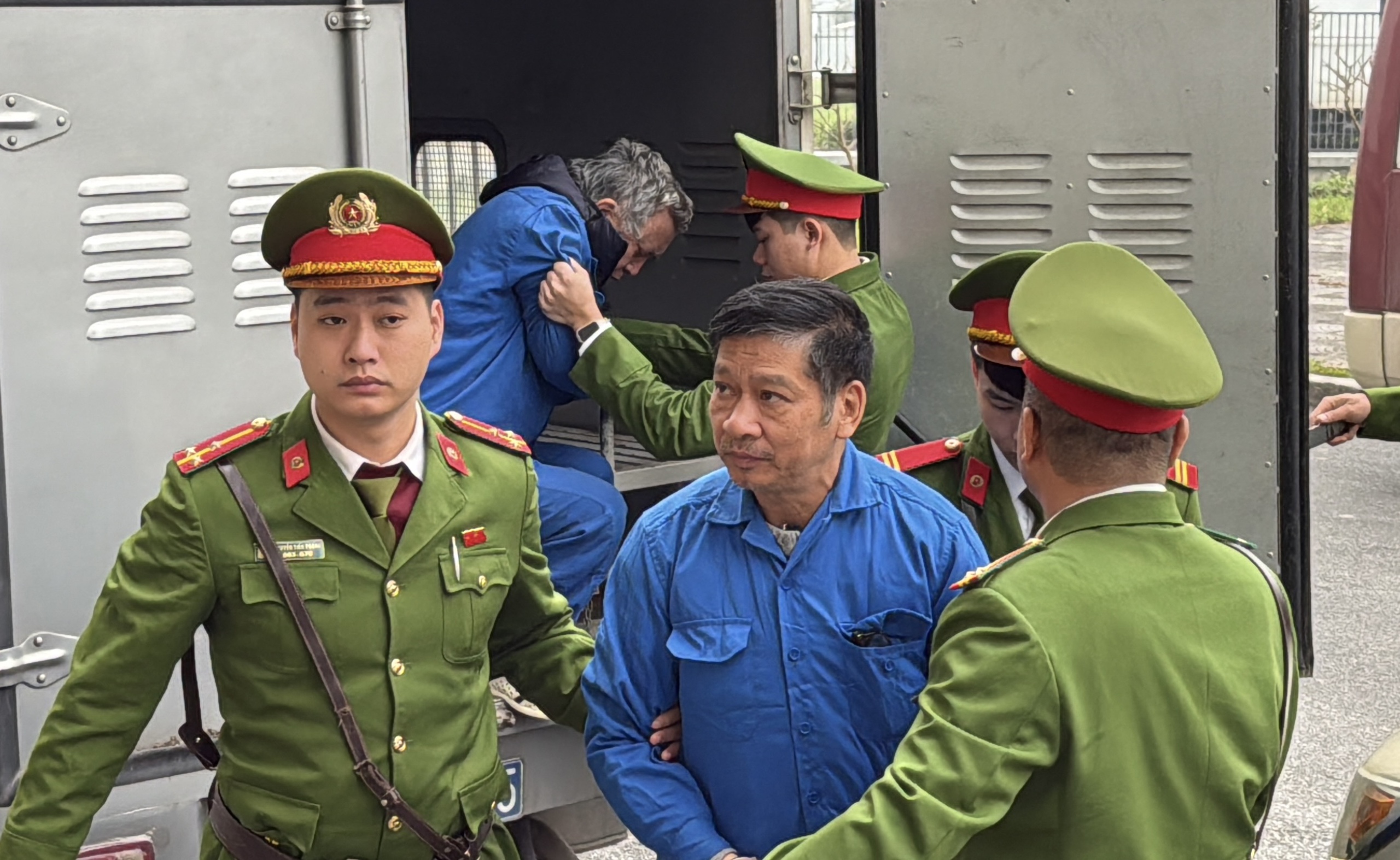 Cựu Chủ tịch Tổng công ty Xi măng Việt Nam hầu tòa vì sai phạm tài chính - Ảnh 2.