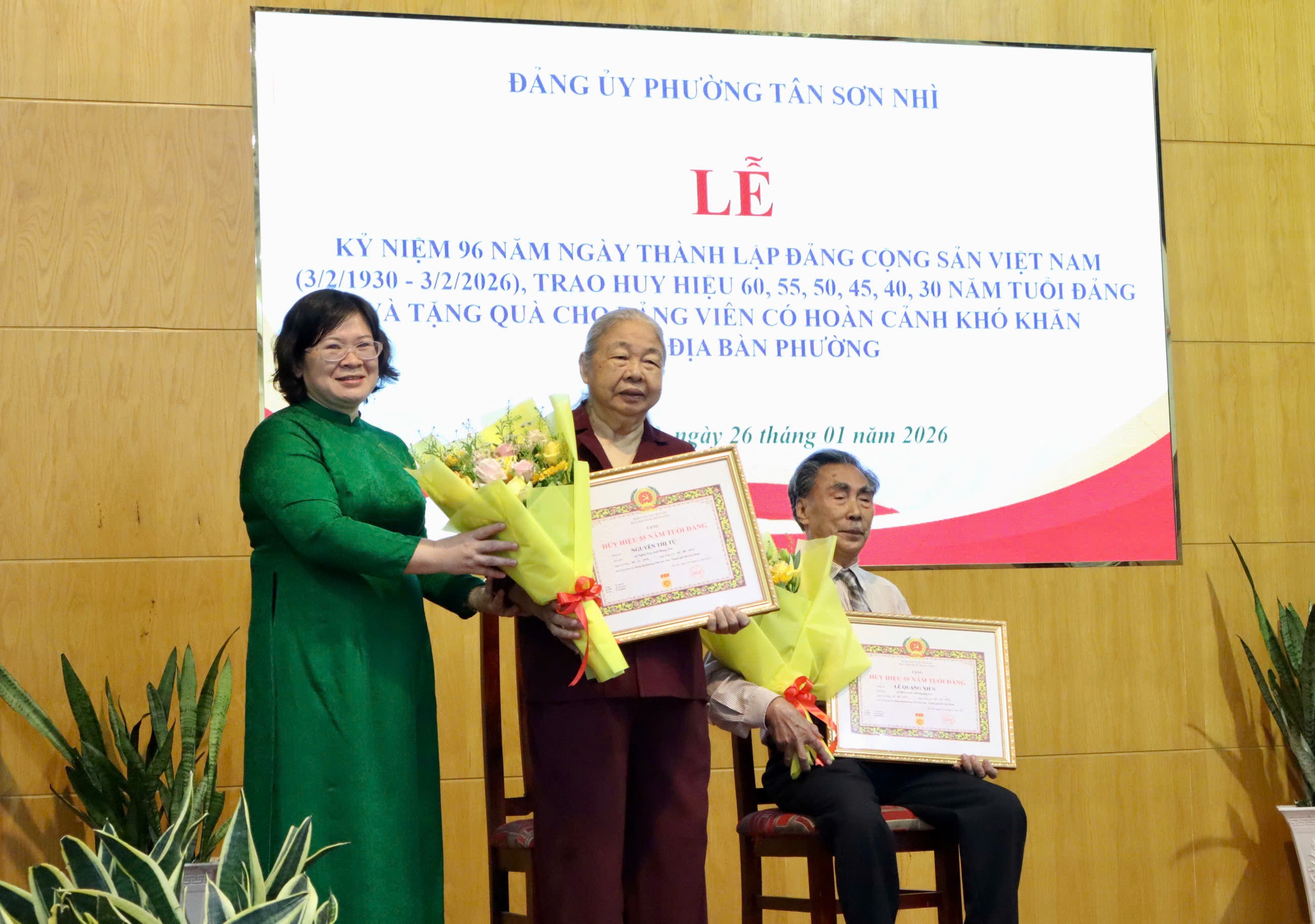 TPHCM tặng, truy tặng Huy hiệu Đảng đợt ngày 3-2 cho 3.829 đảng viên - Ảnh 5.