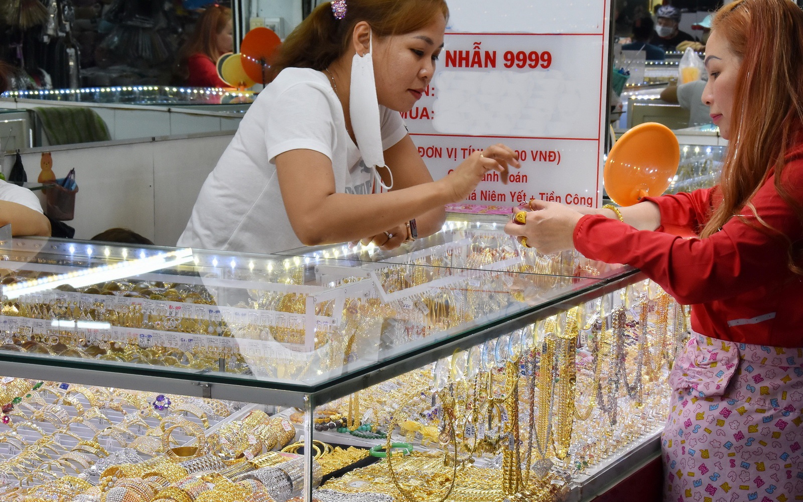 Gi&aacute; v&agrave;ng SJC ng&agrave;y 27 - 1: Đứng vững ở mức cao lịch sử - Ảnh 1.