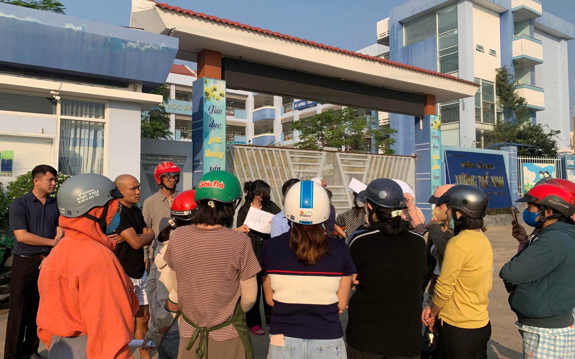 Diễn biến vụ “sườn heo có màu "lạ" đưa vào trường học ở TPHCM”: Địa phương báo cáo gì?