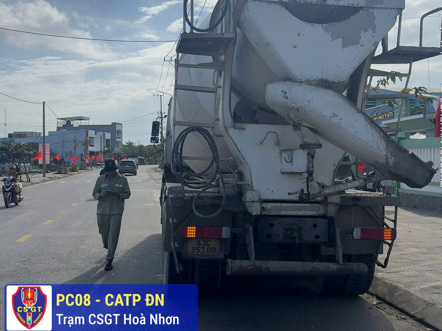 CSGT Đ&agrave; Nẵng xử l&yacute; xe qu&aacute; tải vi phạm đường cấm tại B&agrave; N&agrave; - Ảnh 4.