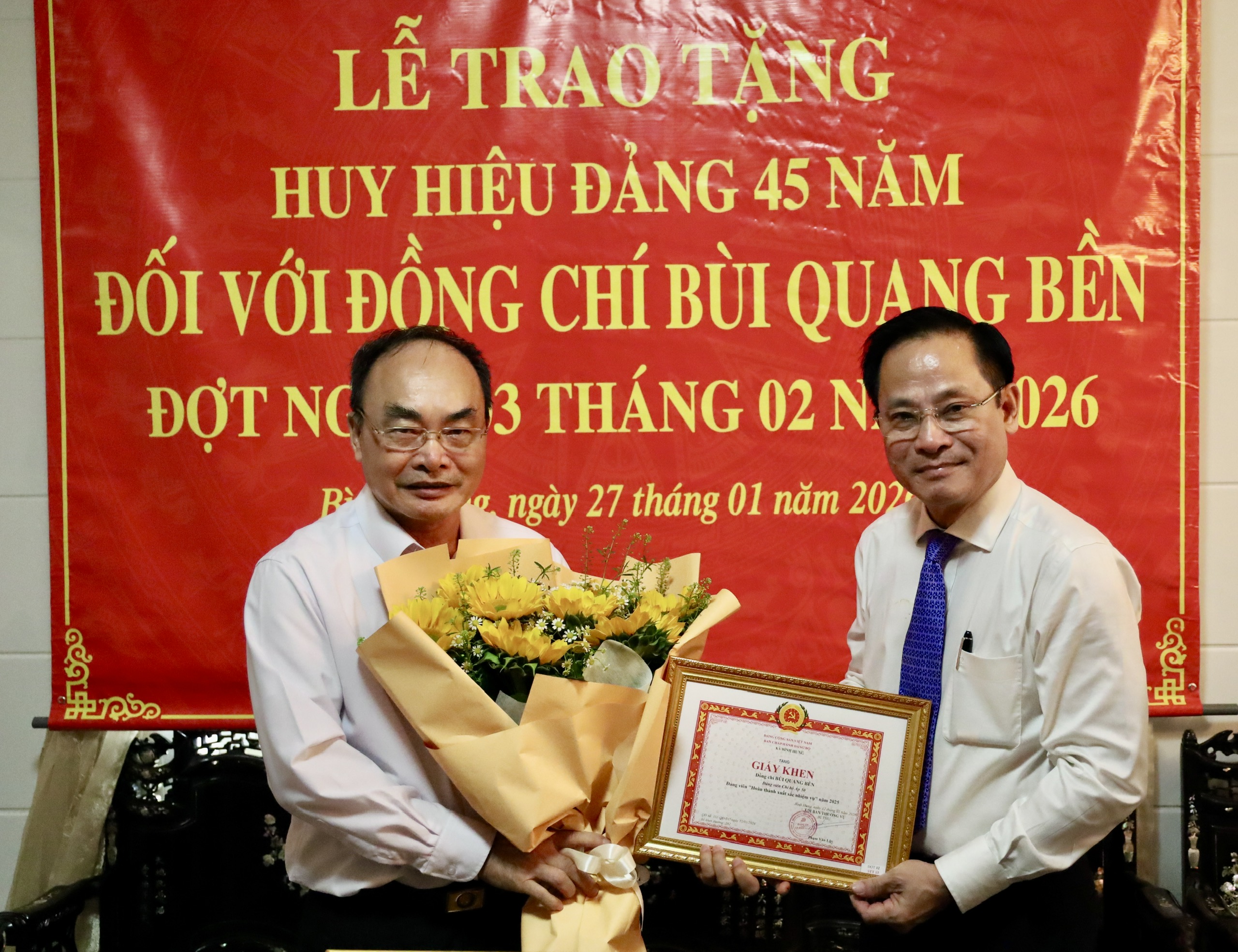 Lãnh đạo Thành ủy TPHCM trao Huy hiệu Đảng cho đảng viên - Ảnh 3.