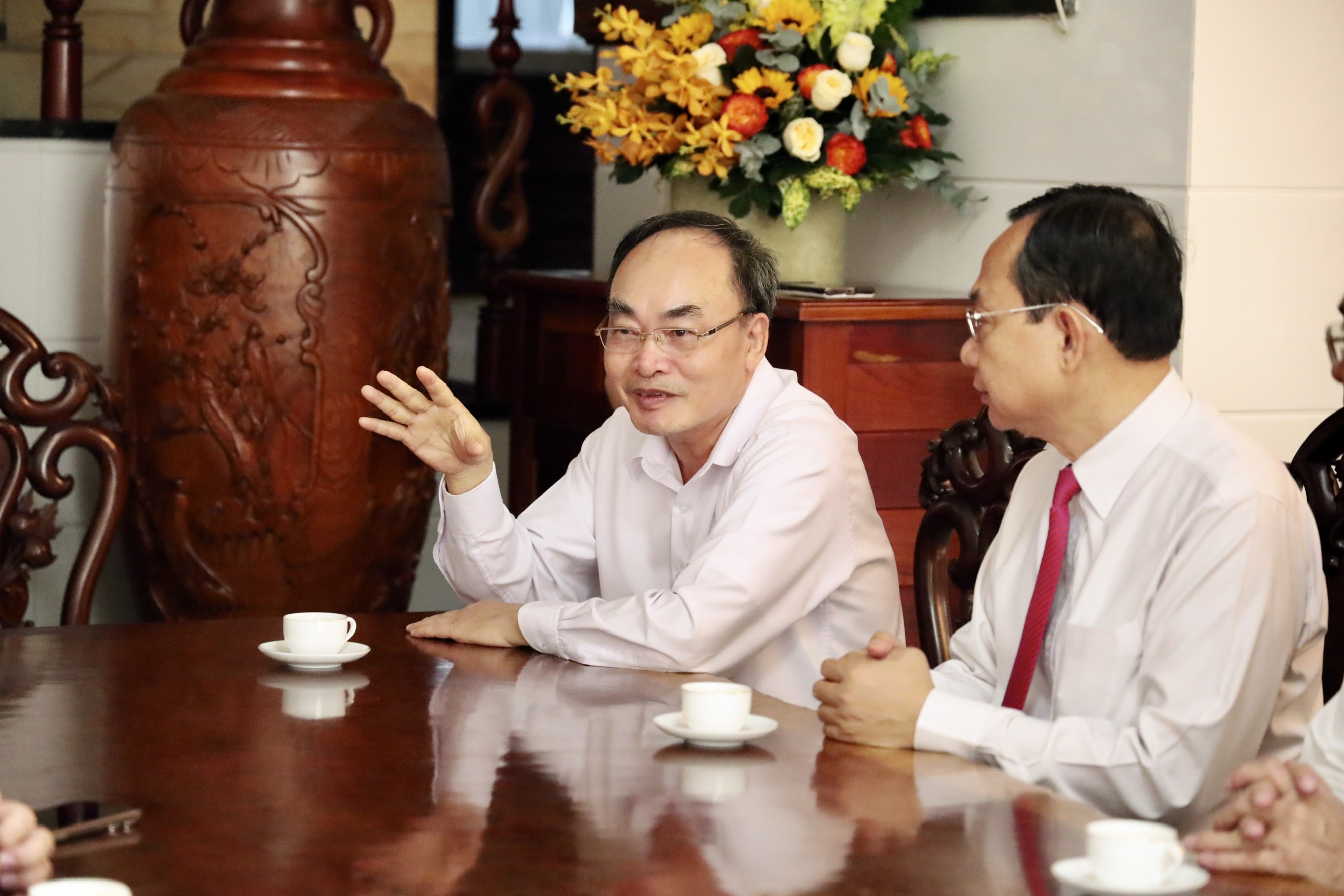 Lãnh đạo Thành ủy TPHCM trao Huy hiệu Đảng cho đảng viên - Ảnh 4.