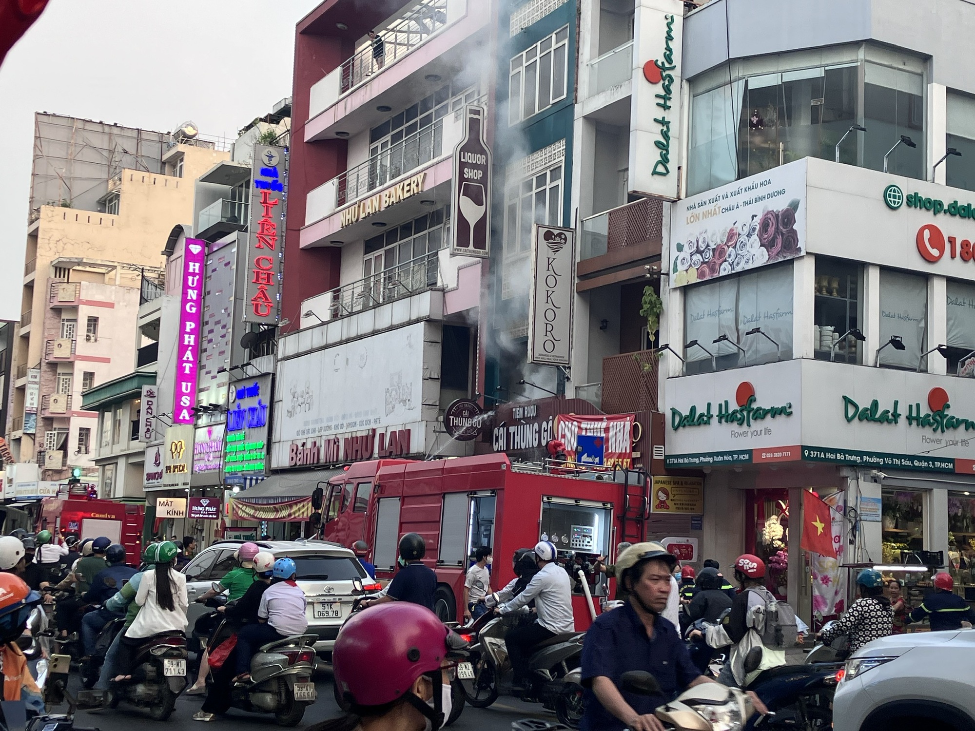 Ch&aacute;y tiệm rượu ở trung t&acirc;m TPHCM v&agrave;o giờ tan tầm - Ảnh 1.