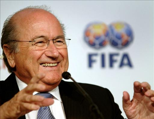 Cựu Chủ tịch FIFA khuy&ecirc;n CĐV xem World Cup tại nh&agrave; - Ảnh 1.