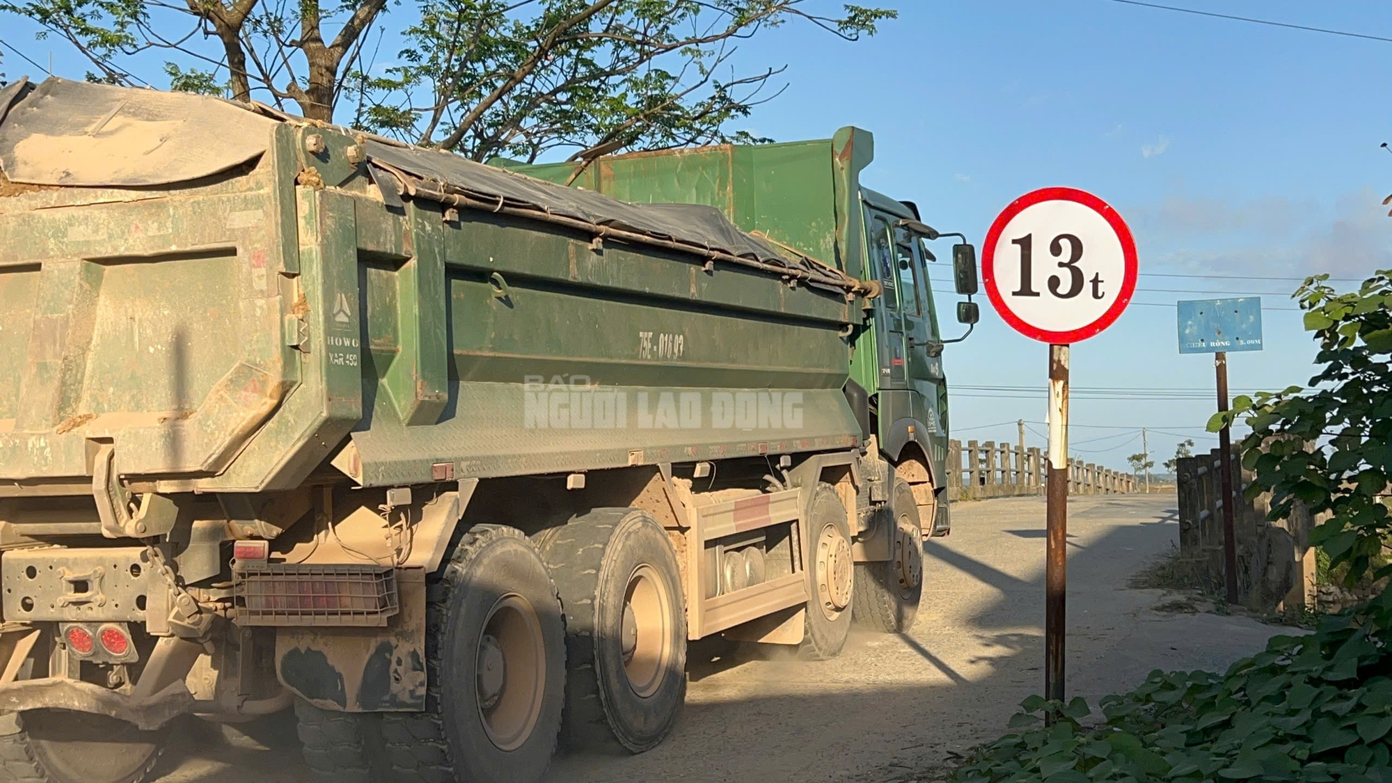 Cầu Trắng chịu tải trọng qu&aacute; lớn: Liệu c&oacute; an to&agrave;n cho người d&acirc;n? - Ảnh 8.
