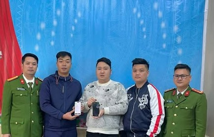 Thầy gi&aacute;o bất ngờ nhận 400 triệu đồng từ t&agrave;i khoản lạ - Ảnh 1.