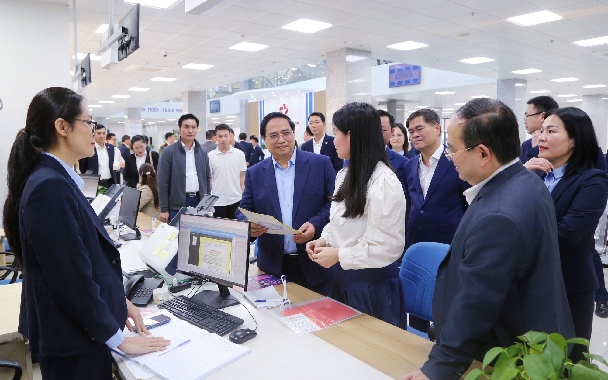 Thủ tướng Phạm Minh Chính thăm Trung tâm phục vụ hành chính công tỉnh Quảng Ninh