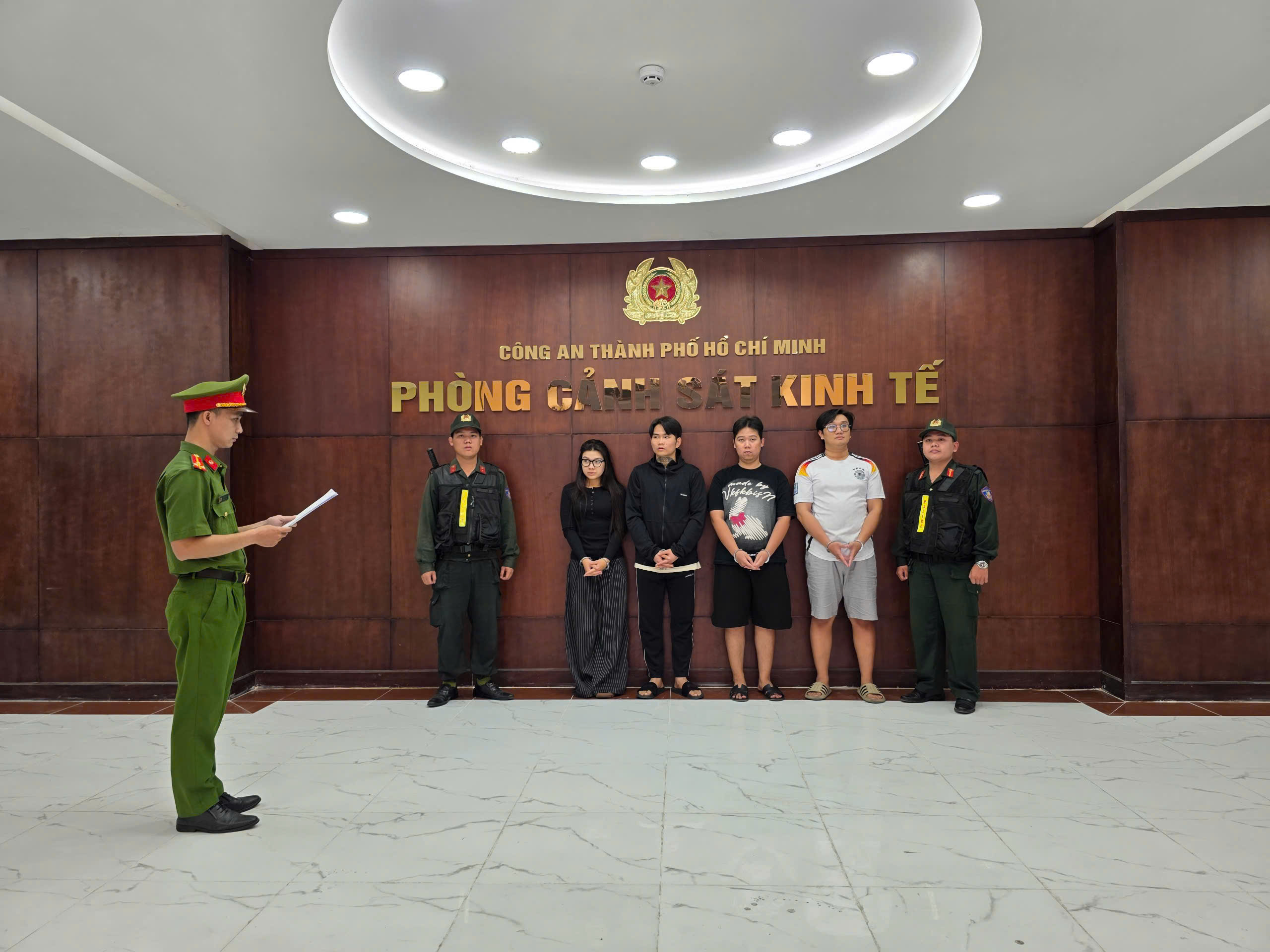 C&ocirc;ng an TPHCM bắt nh&oacute;m mua b&aacute;n hoạt động b&iacute; mật tr&ecirc;n mạng x&atilde; hội - Ảnh 1.