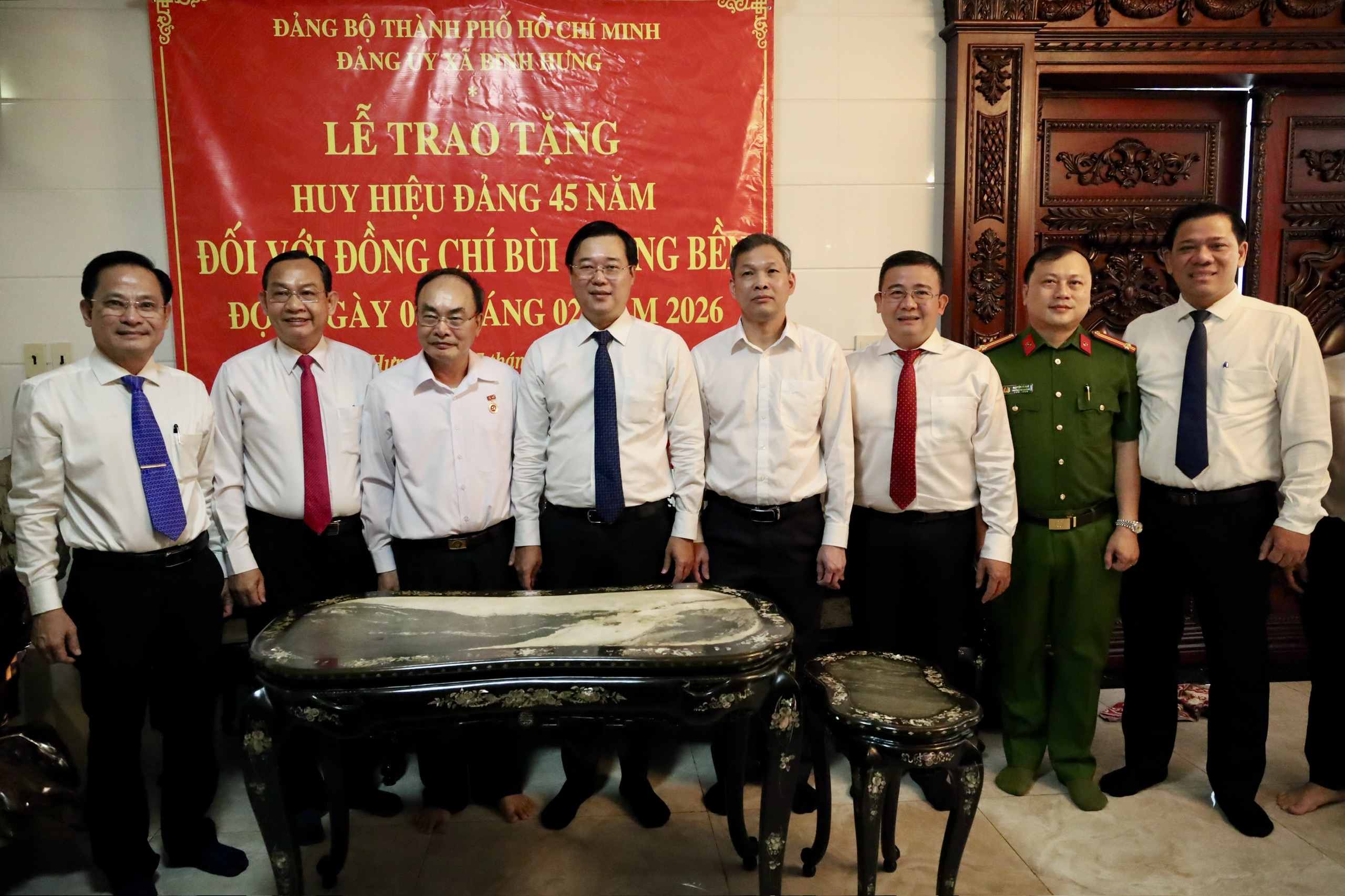 Lãnh đạo Thành ủy TPHCM trao Huy hiệu Đảng cho đảng viên - Ảnh 1.