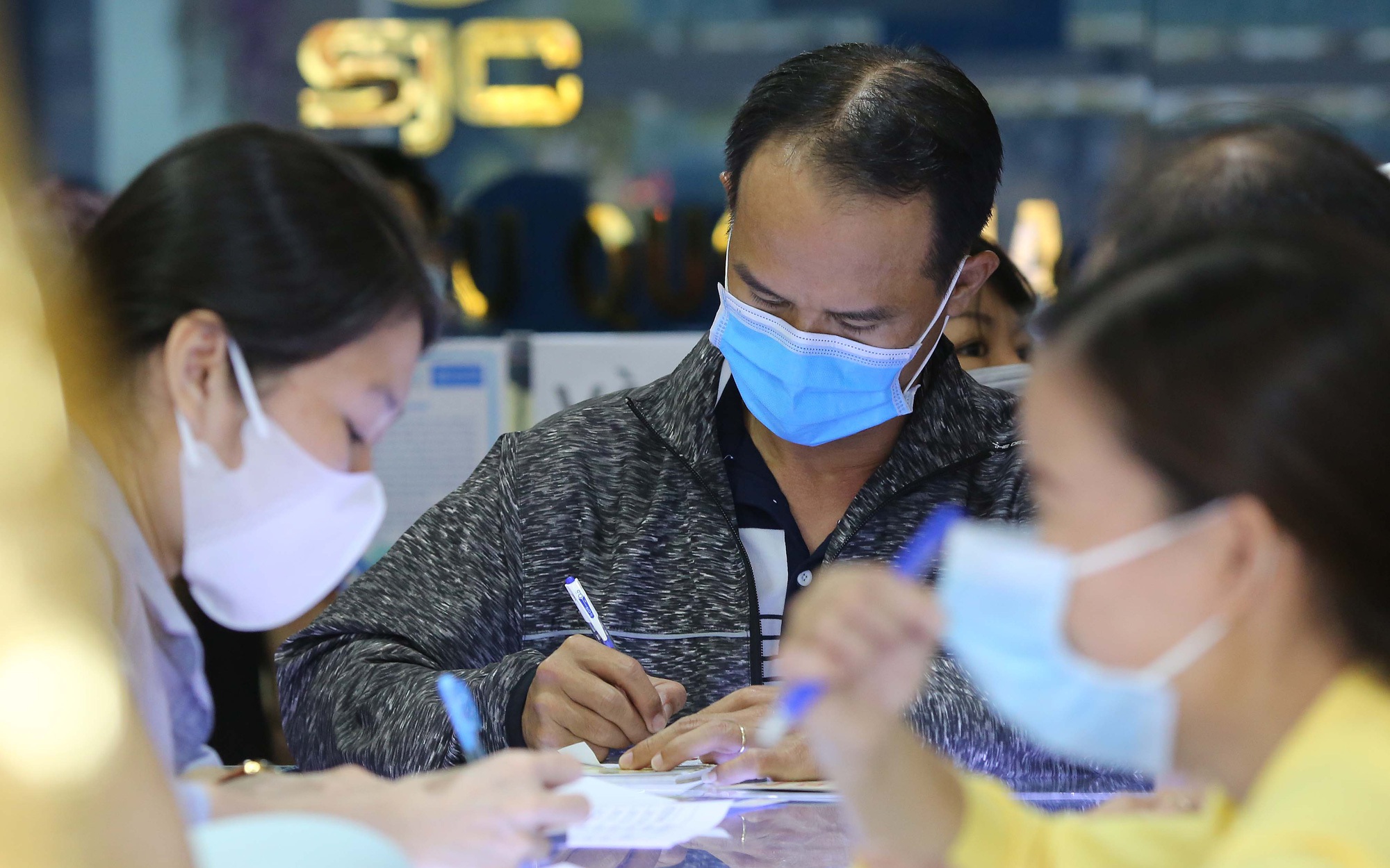 Sáng 27-1, giá vàng miếng SJC, vàng nhẫn neo ở vùng đỉnh