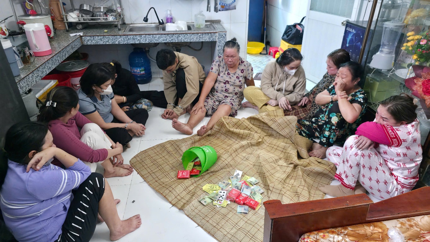 Bắt quả tang 9 phụ nữ v&agrave; 1 nam giới đ&aacute;nh bạc b&agrave;i binh 6 l&aacute; tại An Giang - Ảnh 1.