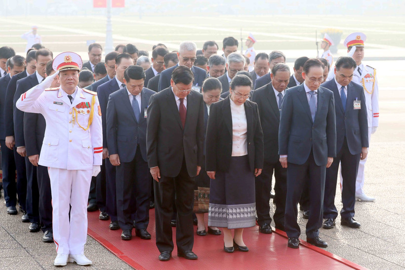 Tổng Bí thư, Chủ tịch nước Lào Thongloun Sisoulith vào Lăng viếng Chủ tịch Hồ Chí Minh - Ảnh 1.
