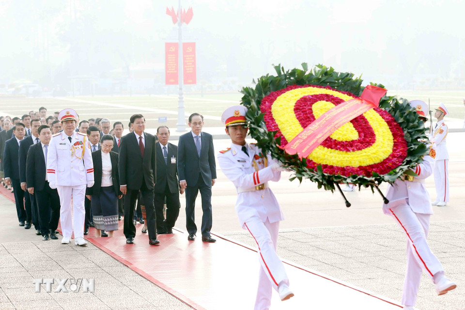 Tổng Bí thư, Chủ tịch nước Lào Thongloun Sisoulith vào Lăng viếng Chủ tịch Hồ Chí Minh - Ảnh 2.