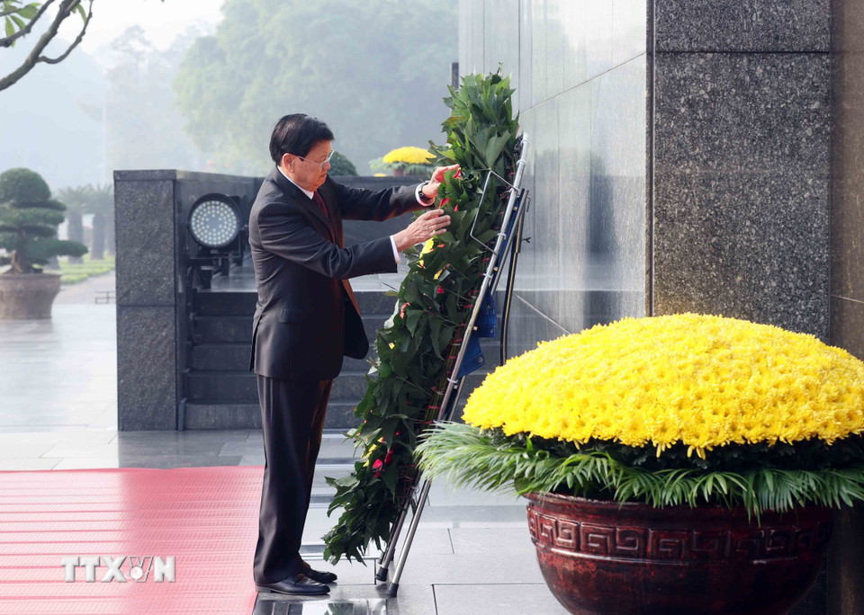 Tổng Bí thư, Chủ tịch nước Lào Thongloun Sisoulith vào Lăng viếng Chủ tịch Hồ Chí Minh - Ảnh 3.