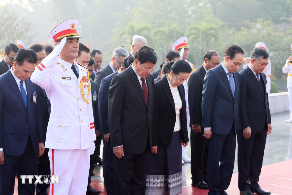 Tổng Bí thư, Chủ tịch nước Lào Thongloun Sisoulith vào Lăng viếng Chủ tịch Hồ Chí Minh - Ảnh 6.