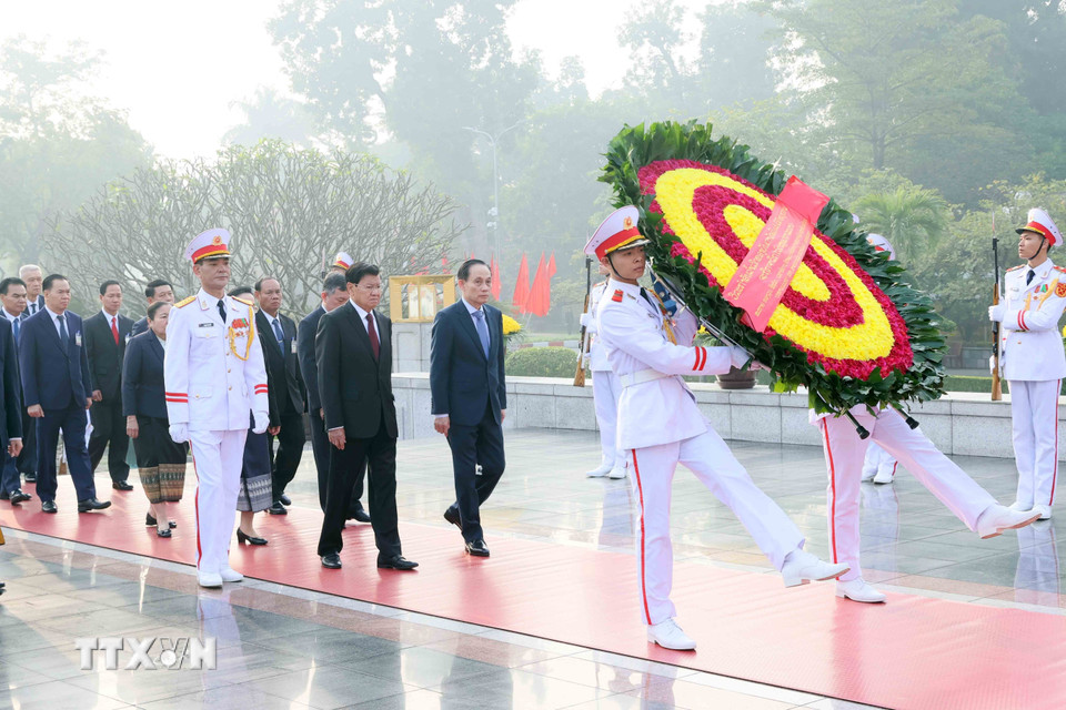 Tổng Bí thư, Chủ tịch nước Lào Thongloun Sisoulith vào Lăng viếng Chủ tịch Hồ Chí Minh - Ảnh 4.