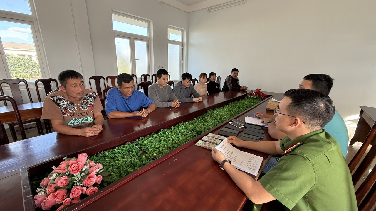 C&ocirc;ng an đồng loạt đột k&iacute;ch 11 điểm trong đường d&acirc;y đ&aacute;nh bạc quy m&ocirc; lớn - Ảnh 1.