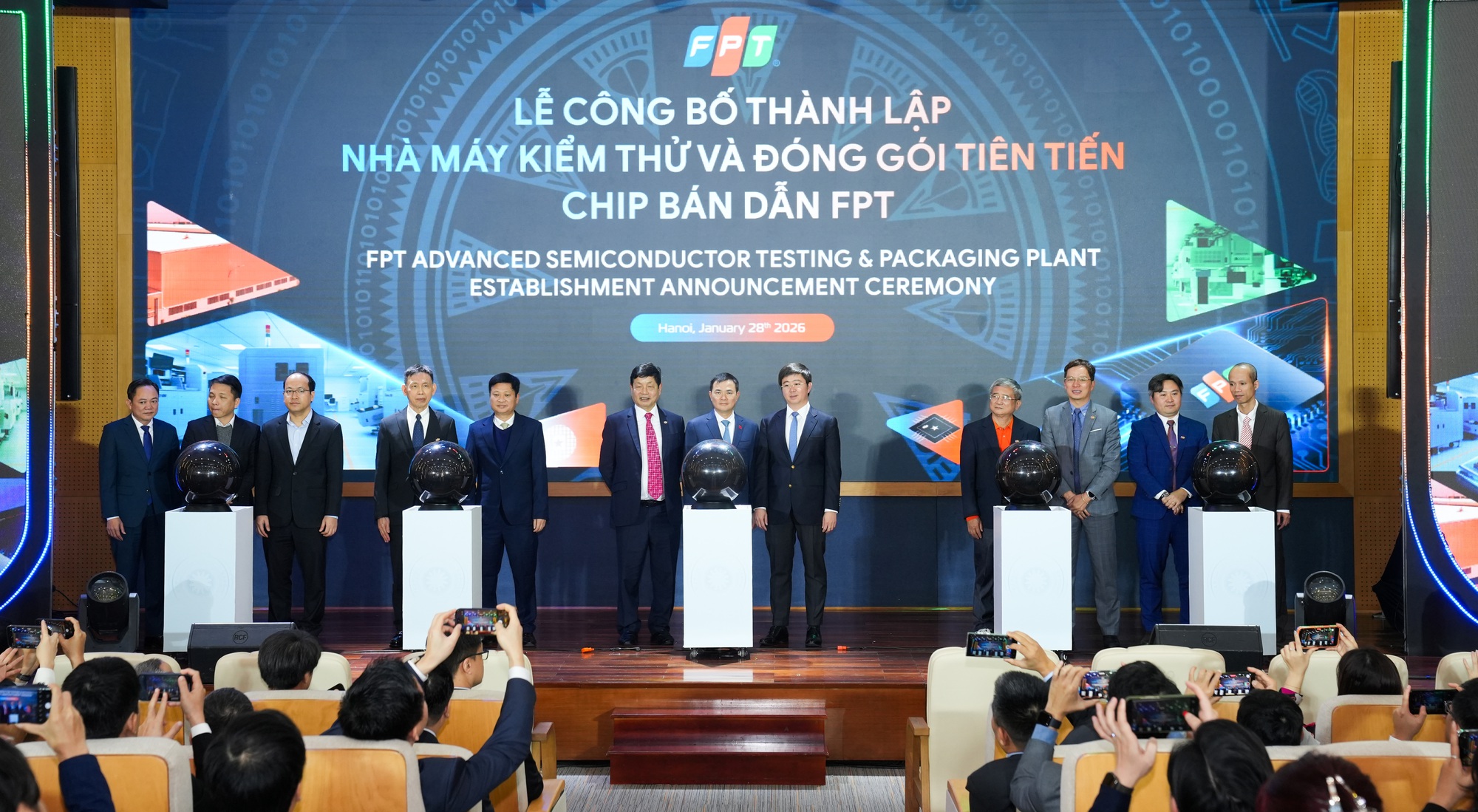 FPT th&agrave;nh lập nh&agrave; m&aacute;y kiểm thử, đ&oacute;ng g&oacute;i chip b&aacute;n dẫn đầu ti&ecirc;n tại Việt Nam - Ảnh 1.