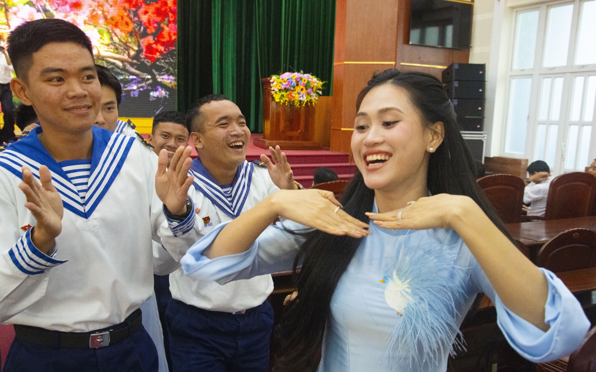 Ấm áp chương trình "Xuân chung tay giữ biển – Tết thắm tình quân dân"