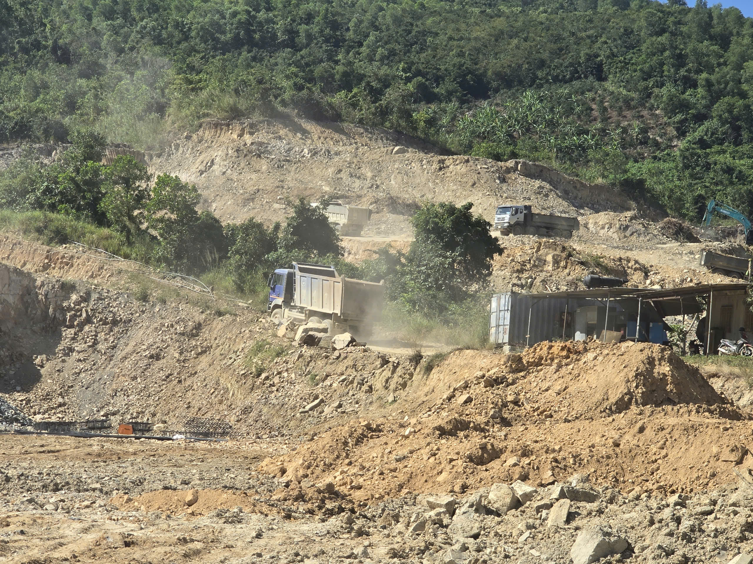San đồi, xúc đất đem bán - Ảnh 1.