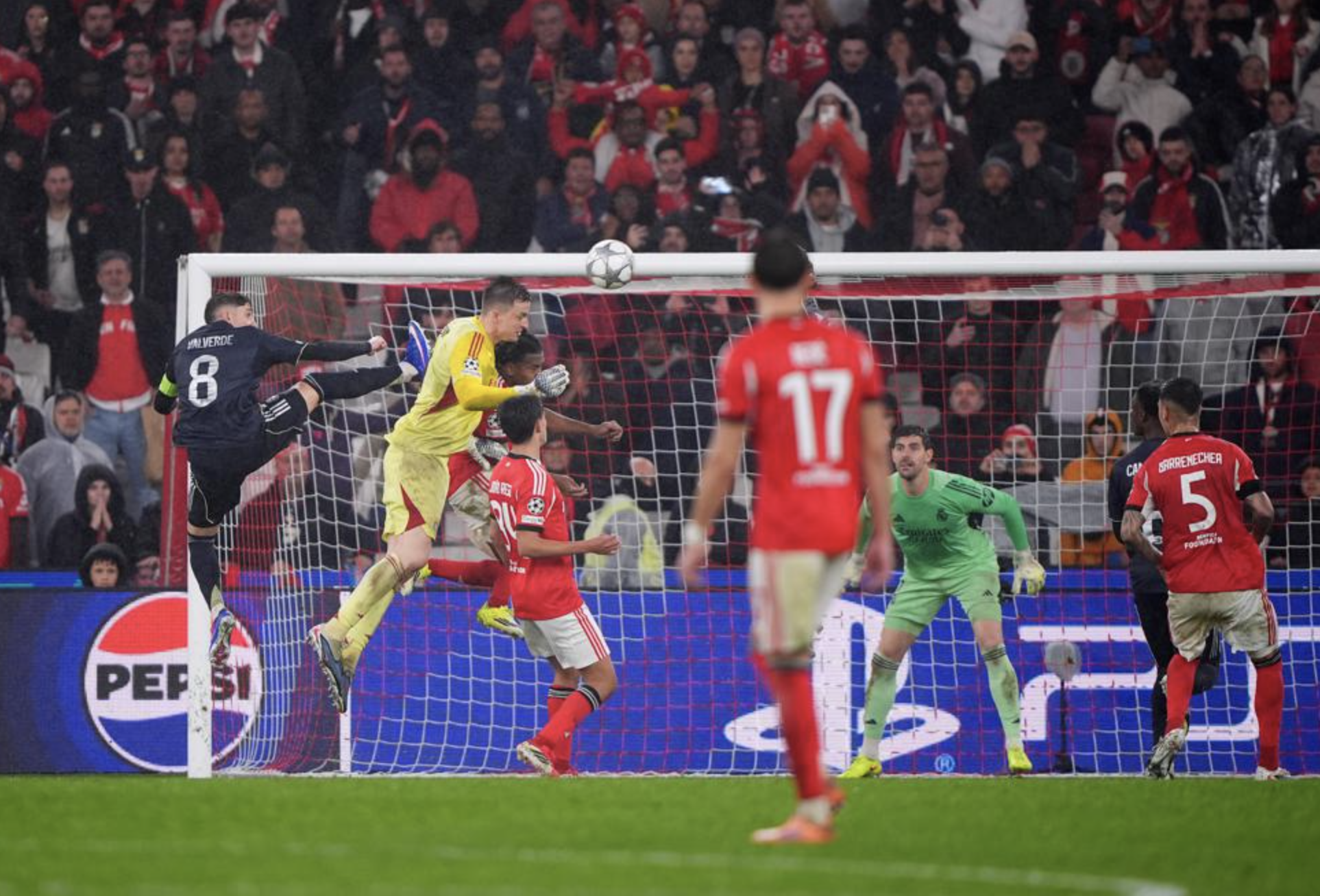 Thủ m&ocirc;n lập si&ecirc;u phẩm, Benfica quật ng&atilde; Real Madrid đoạt v&eacute; play-off - Ảnh 6.