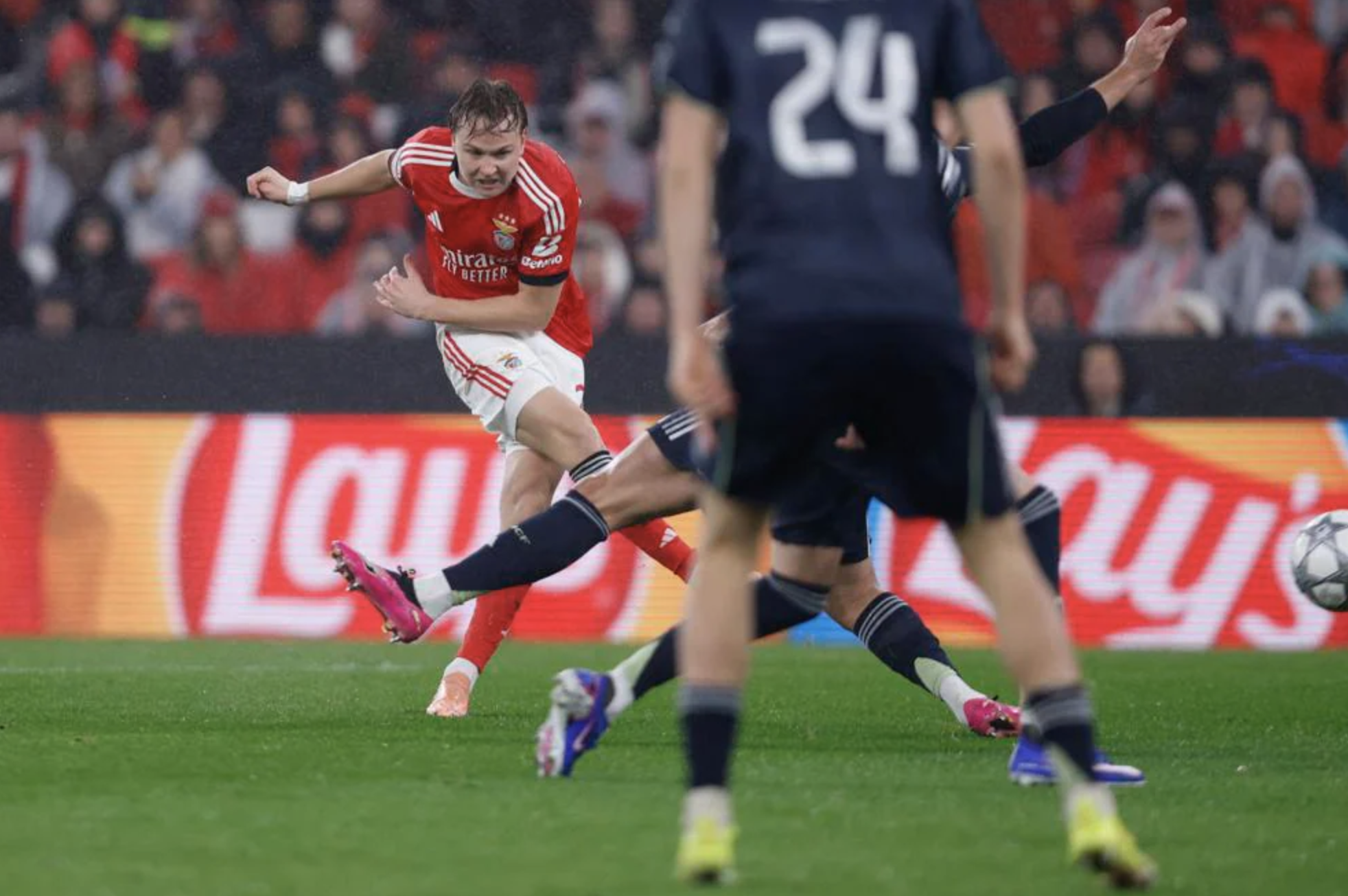 Thủ m&ocirc;n lập si&ecirc;u phẩm, Benfica quật ng&atilde; Real Madrid đoạt v&eacute; play-off - Ảnh 5.