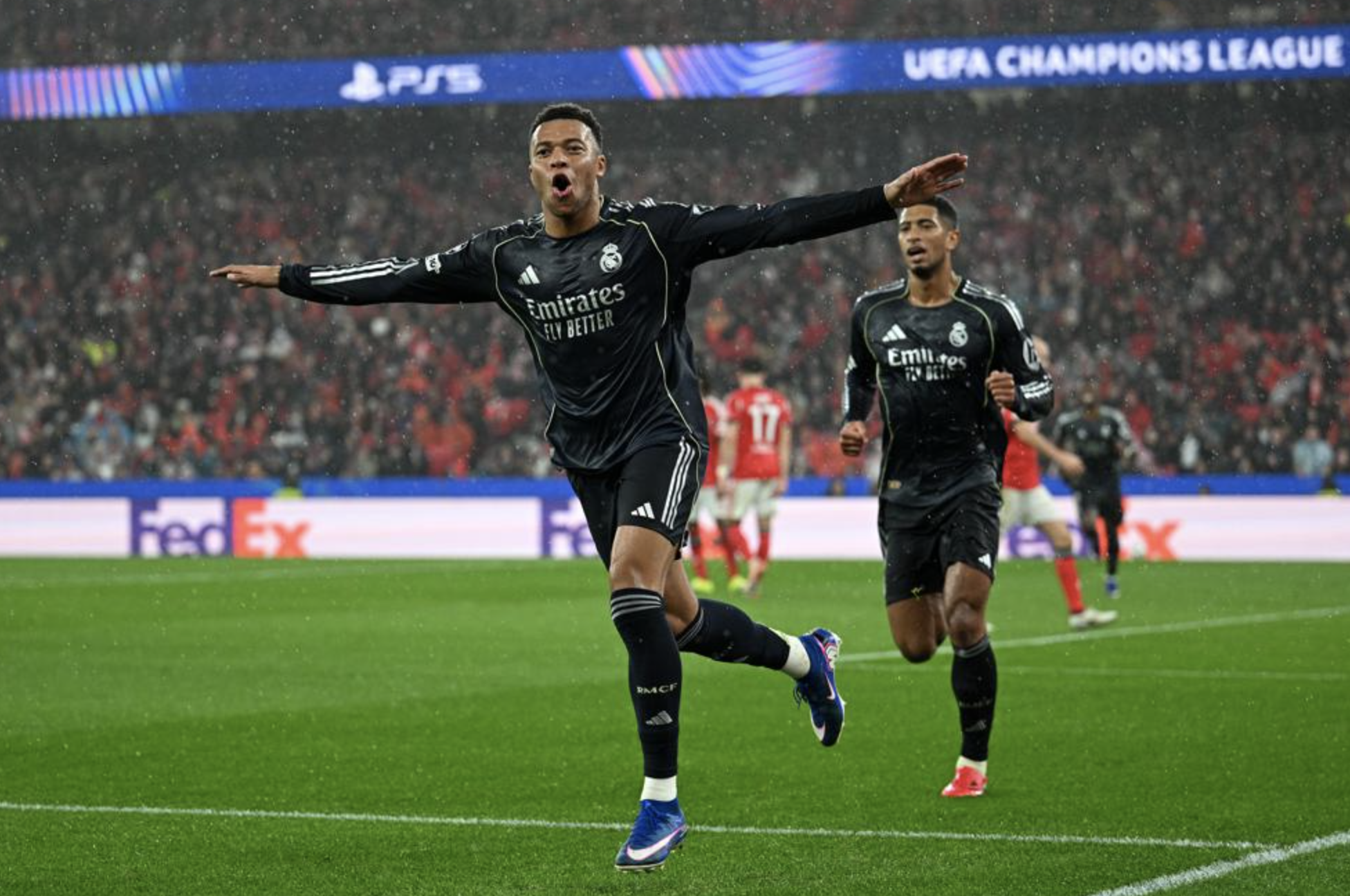 Thủ m&ocirc;n lập si&ecirc;u phẩm, Benfica quật ng&atilde; Real Madrid đoạt v&eacute; play-off - Ảnh 2.