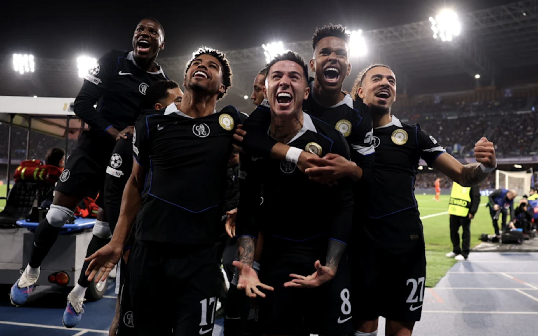 Chelsea ngược dòng ngoạn mục, Napoli ngậm ngùi dừng bước Champions League
