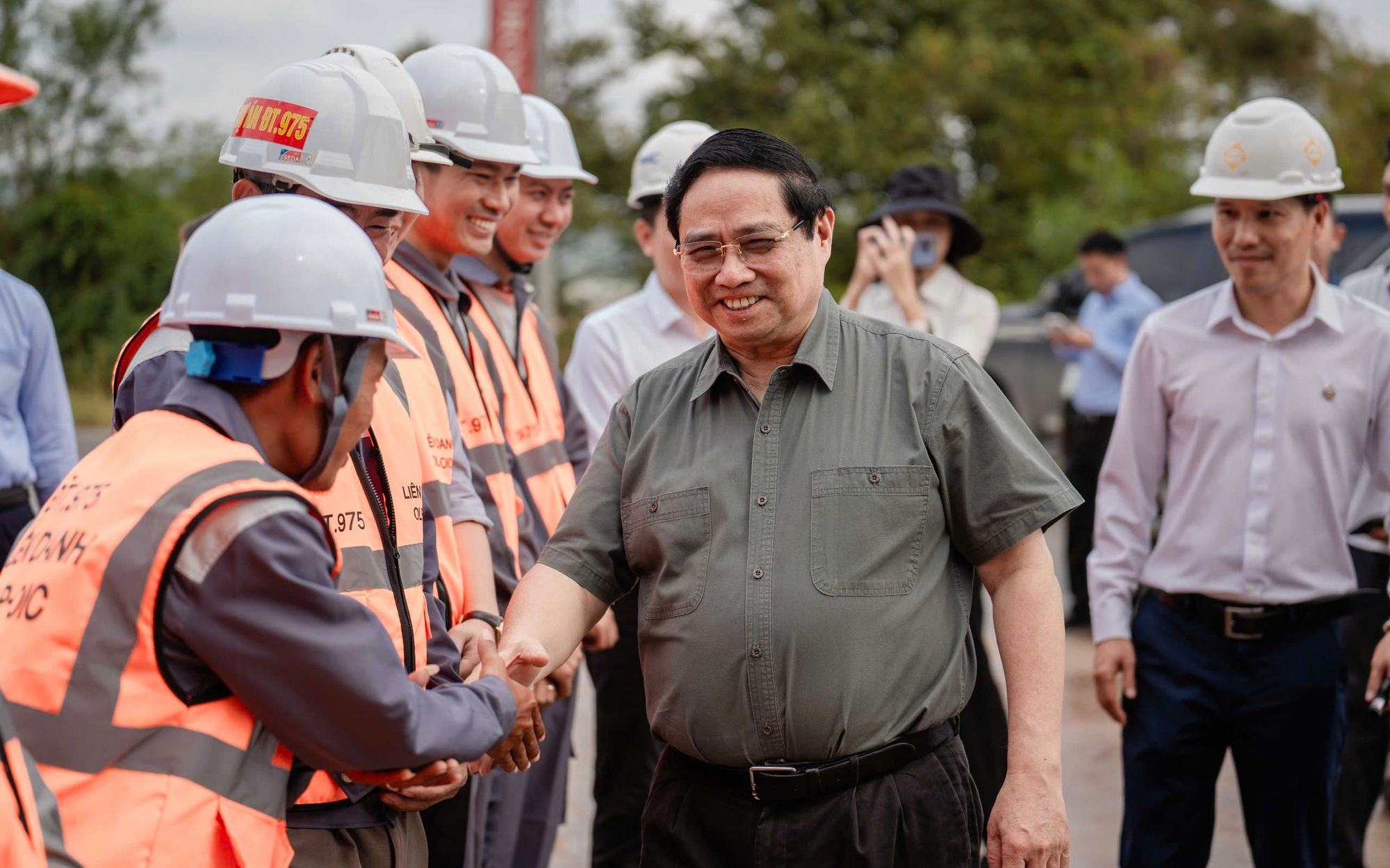 Thủ tướng đề nghị phát huy tinh thần "chỉ bàn làm, không bàn lùi" tại các dự án phục vụ APEC