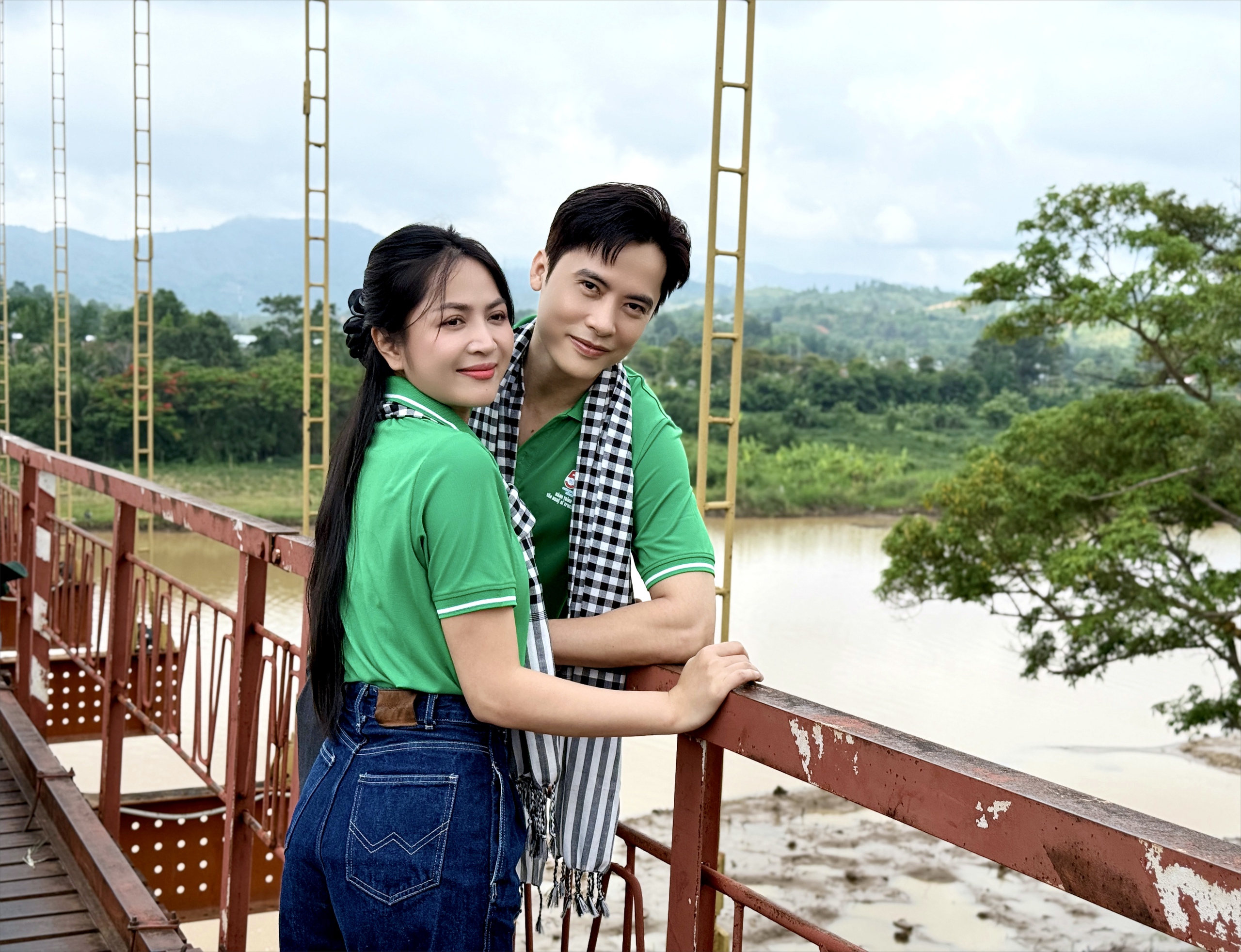 Minh Sang, Nguyễn Duyên Quỳnh song kiếm hợp bích trong MV "Việt Nam Mùa Xuân Mới" - Ảnh 3.