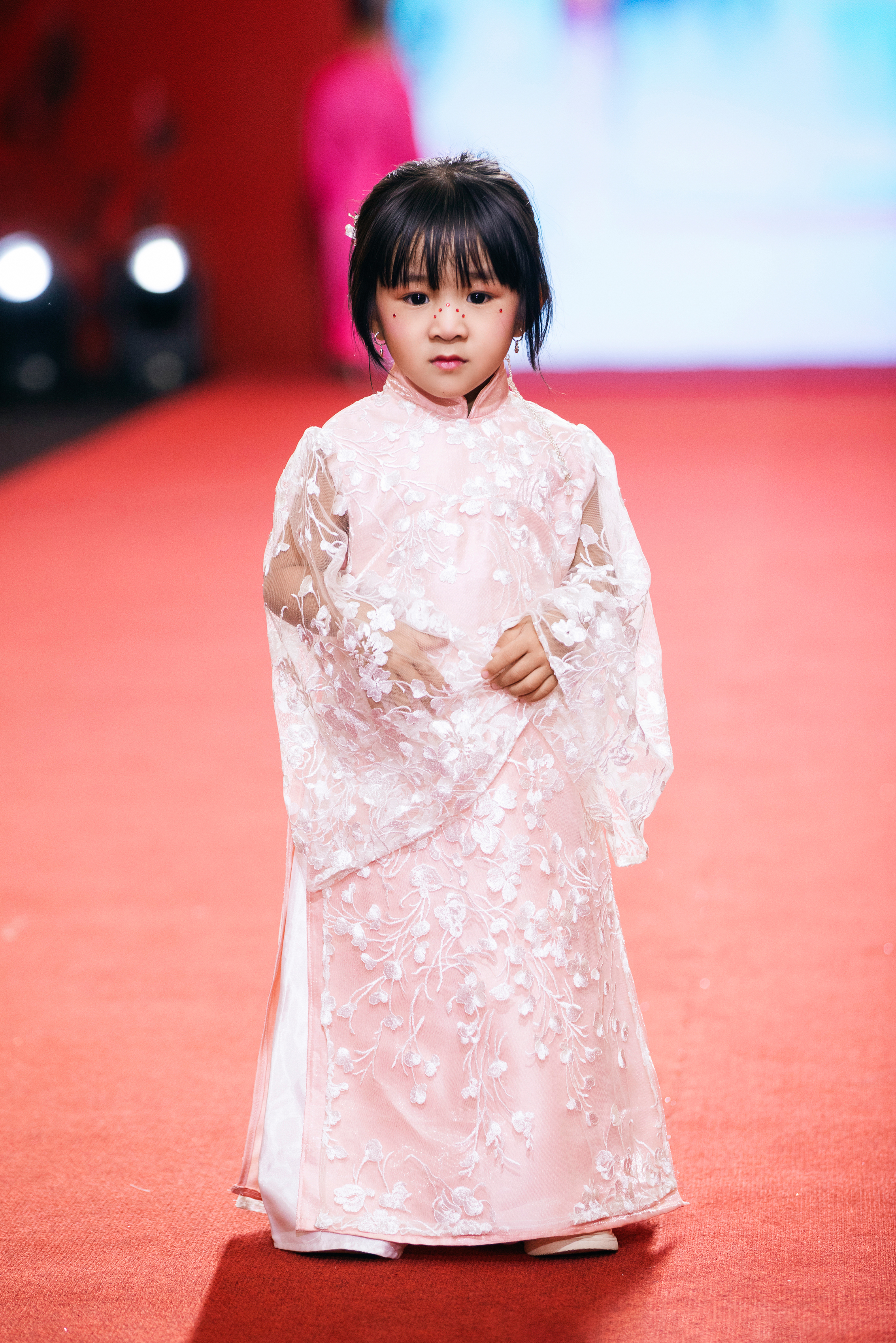 Mẫu nhí Tú Uyên được săn đón - Ảnh 3.