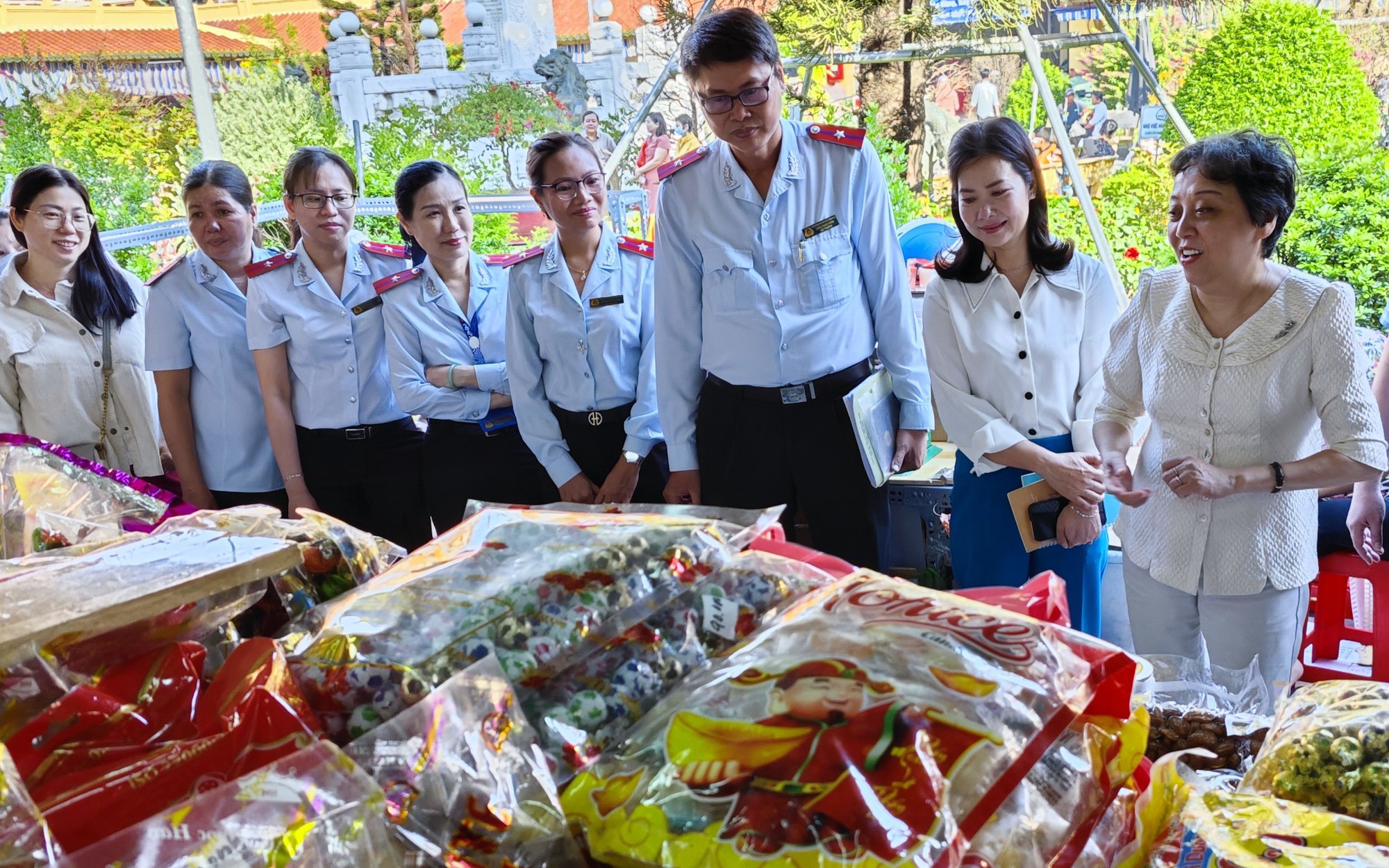 Nửa đêm ở chợ đầu mối TP HCM trước Tết Bính Ngọ 2026 - Ảnh 6.
