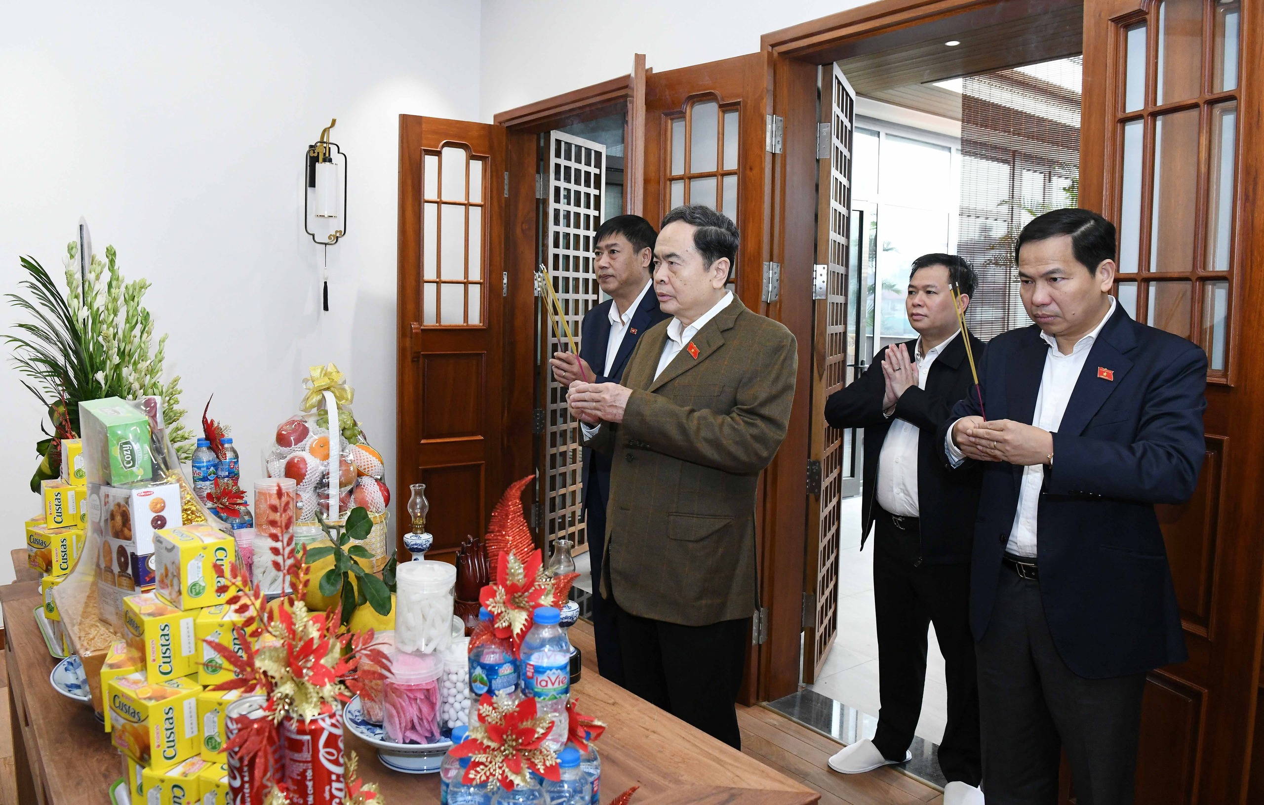 Chủ tịch Quốc hội Trần Thanh Mẫn d&acirc;ng hương tưởng nhớ cố Tổng B&iacute; thư Nguyễn Ph&uacute; Trọng - Ảnh 1.
