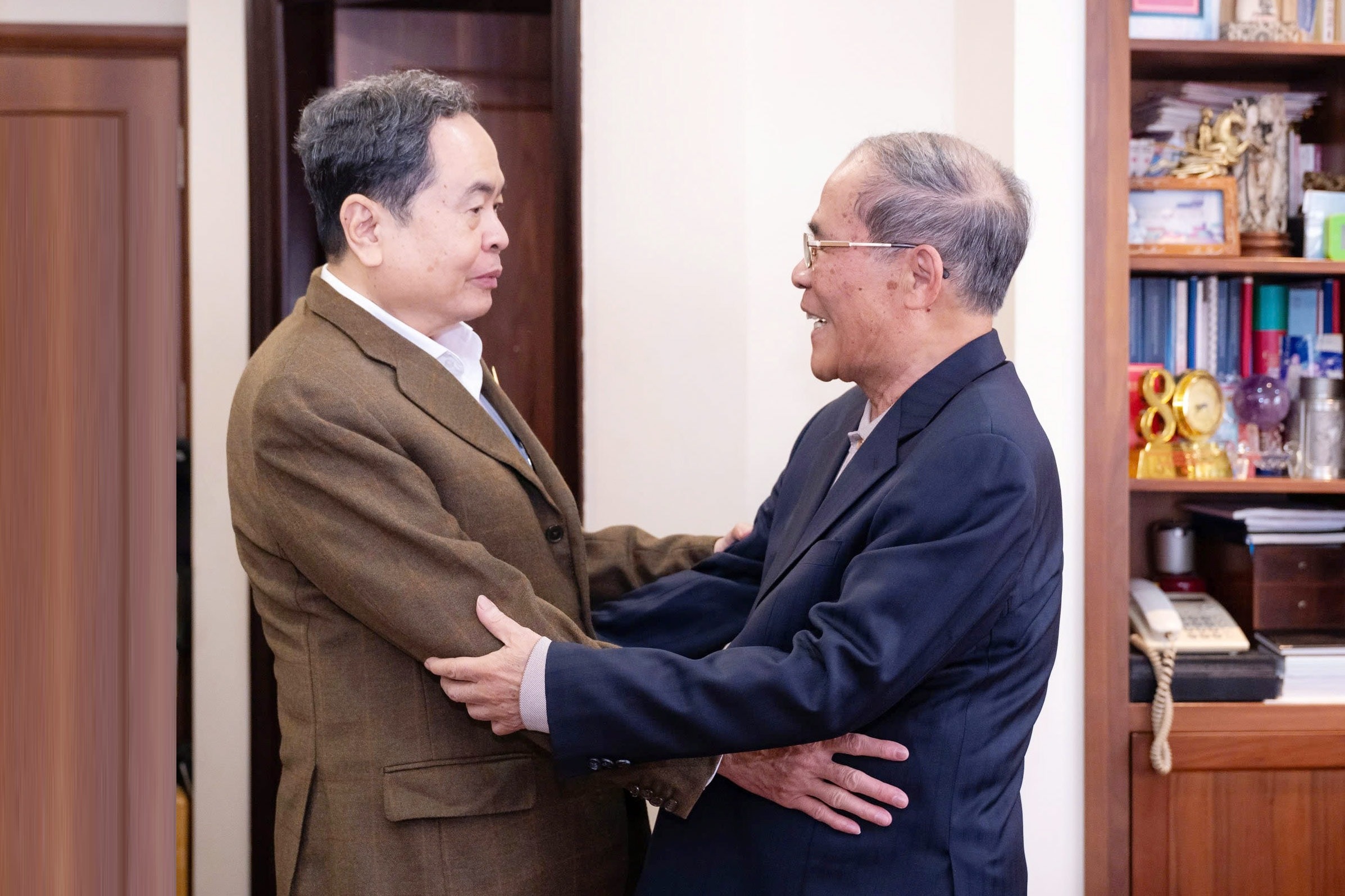 Chủ tịch Quốc hội Trần Thanh Mẫn d&acirc;ng hương tưởng nhớ cố Tổng B&iacute; thư Nguyễn Ph&uacute; Trọng - Ảnh 5.