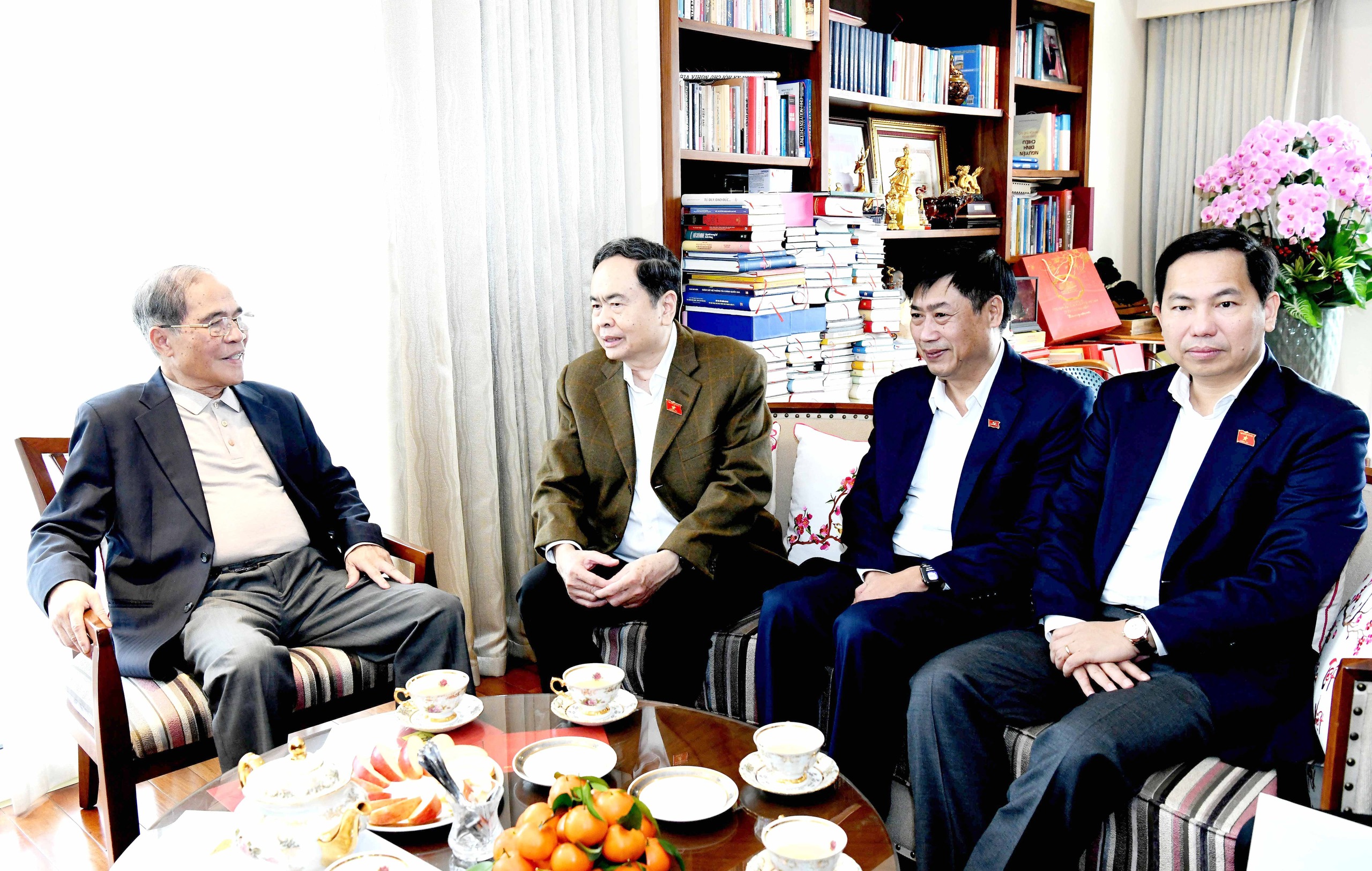 Chủ tịch Quốc hội Trần Thanh Mẫn d&acirc;ng hương tưởng nhớ cố Tổng B&iacute; thư Nguyễn Ph&uacute; Trọng - Ảnh 6.