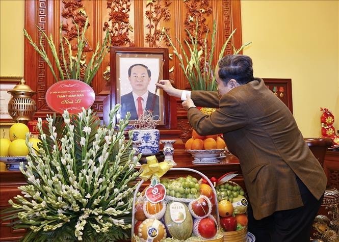 Chủ tịch Quốc hội Trần Thanh Mẫn d&acirc;ng hương tưởng nhớ cố Tổng B&iacute; thư Nguyễn Ph&uacute; Trọng - Ảnh 3.