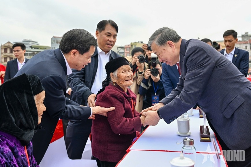 Tổng B&iacute; thư T&ocirc; L&acirc;m gặp gỡ nh&acirc;n d&acirc;n Cao Bằng: Kỷ niệm 96 năm Đảng Cộng sản Việt Nam - Ảnh 2.