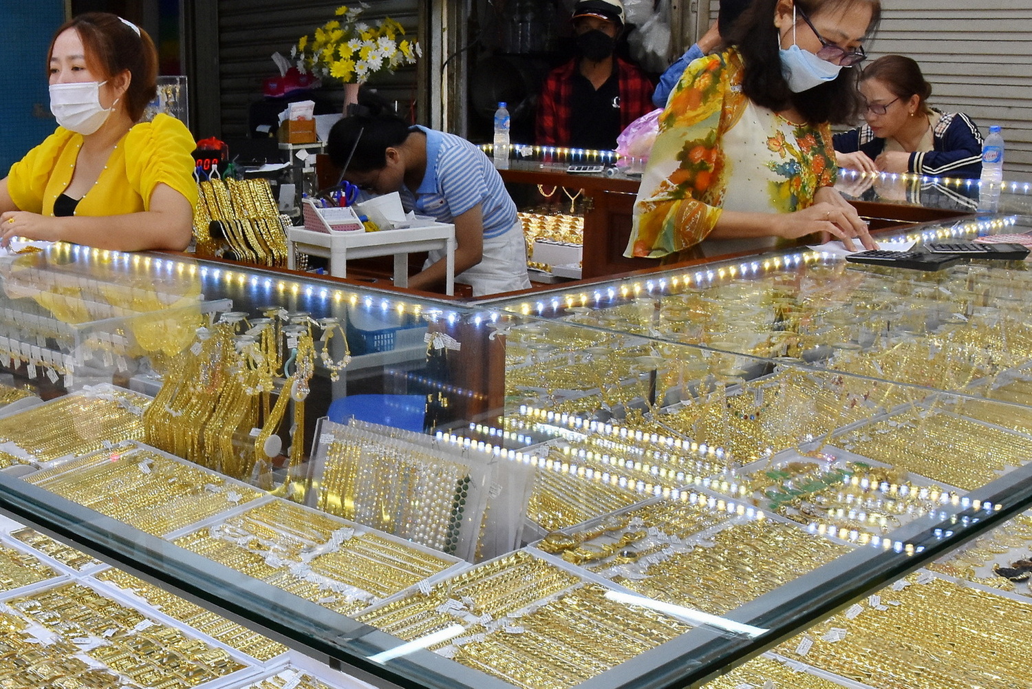 Gi&aacute; v&agrave;ng h&ocirc;m nay 29-1: Tăng vọt gần 300 USD/ounce, lập đỉnh lịch sử mới - Ảnh 1.