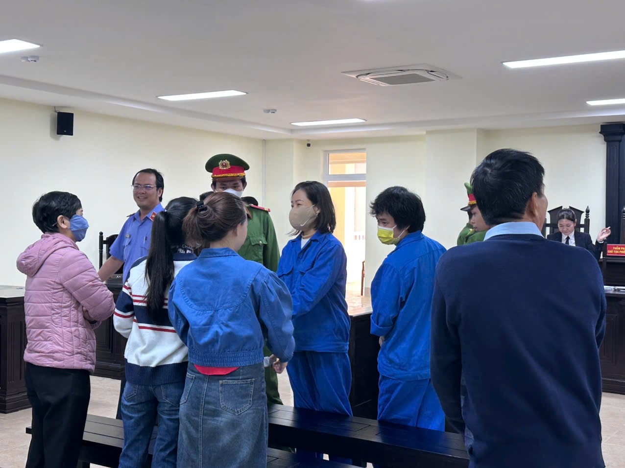 Phan Quốc Việt v&agrave; Cựu Gi&aacute;m đốc CDC Đắk Lắk hầu t&ograve;a vụ kit test Covid - 19 - Ảnh 1.