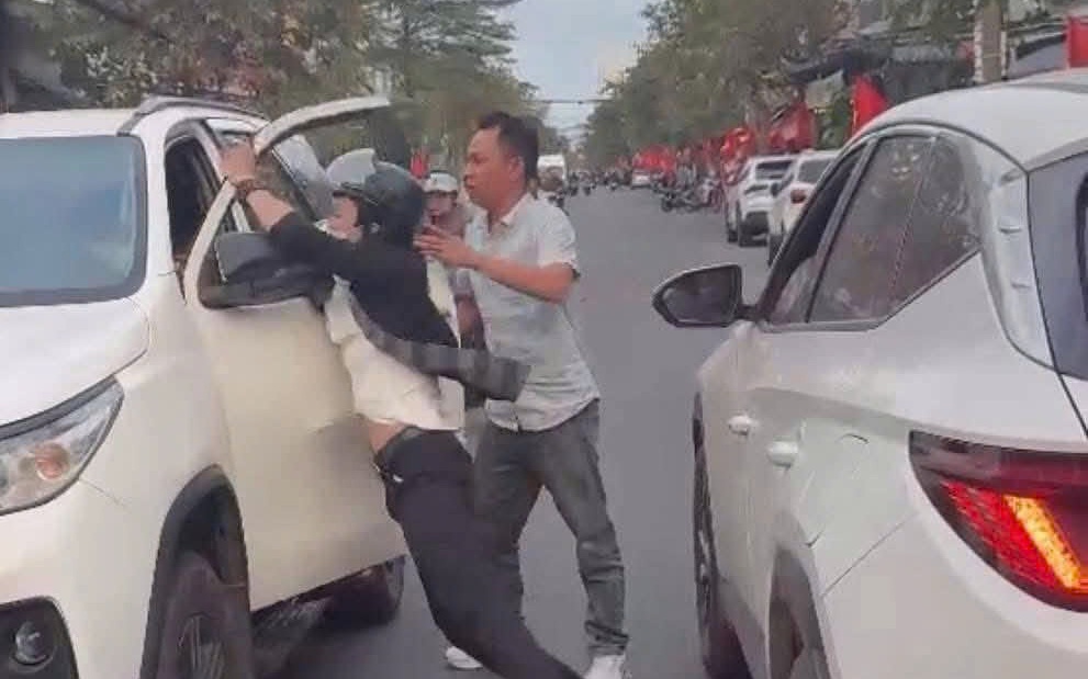 Bắt tạm giam người chặn đầu xe, đấm vào mặt tài xế lái ô tô giữa phố Đà Nẵng