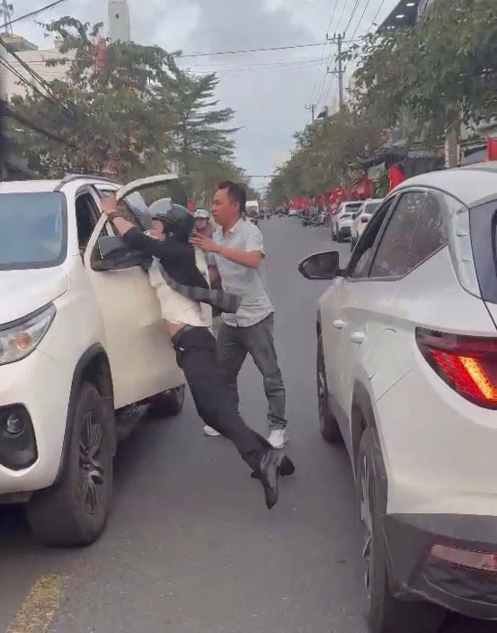 Bắt tạm giam người đ&aacute;nh t&agrave;i xế &ocirc; t&ocirc; g&acirc;y rối trật tự c&ocirc;ng cộng tại Đ&agrave; Nẵng - Ảnh 1.