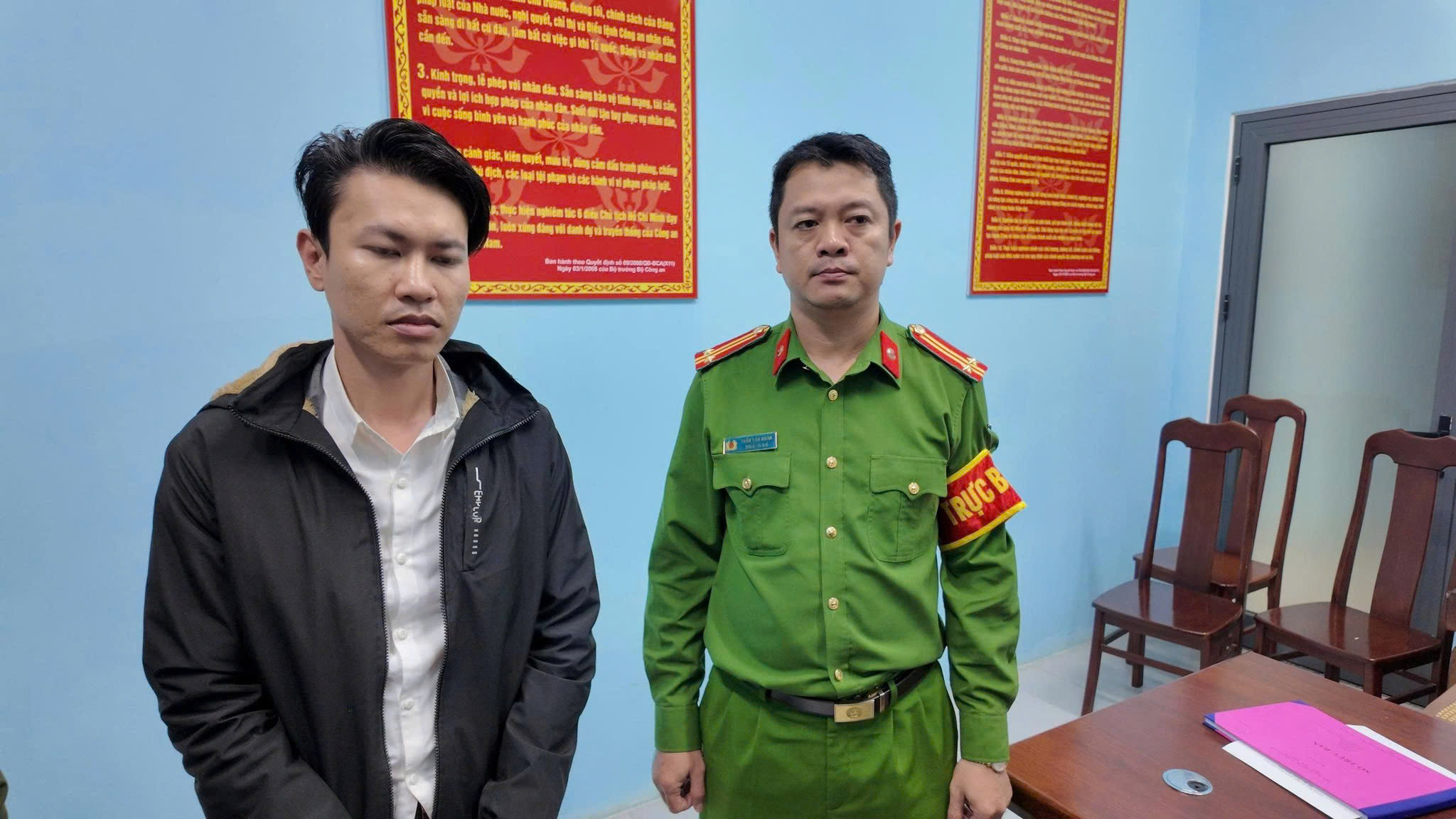 Bắt tạm giam người đ&aacute;nh t&agrave;i xế &ocirc; t&ocirc; g&acirc;y rối trật tự c&ocirc;ng cộng tại Đ&agrave; Nẵng - Ảnh 2.