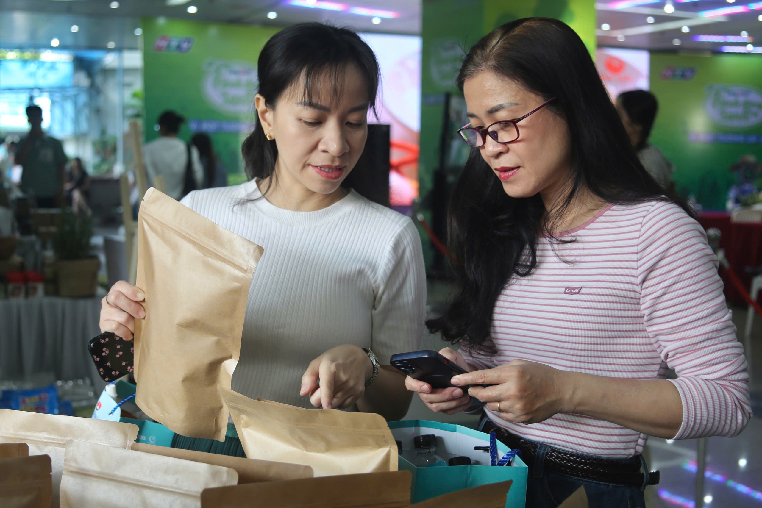 Hoa hậu Ngọc Ch&acirc;u đồng h&agrave;nh c&ugrave;ng HTV v&igrave; một tương lai xanh - Ảnh 6.