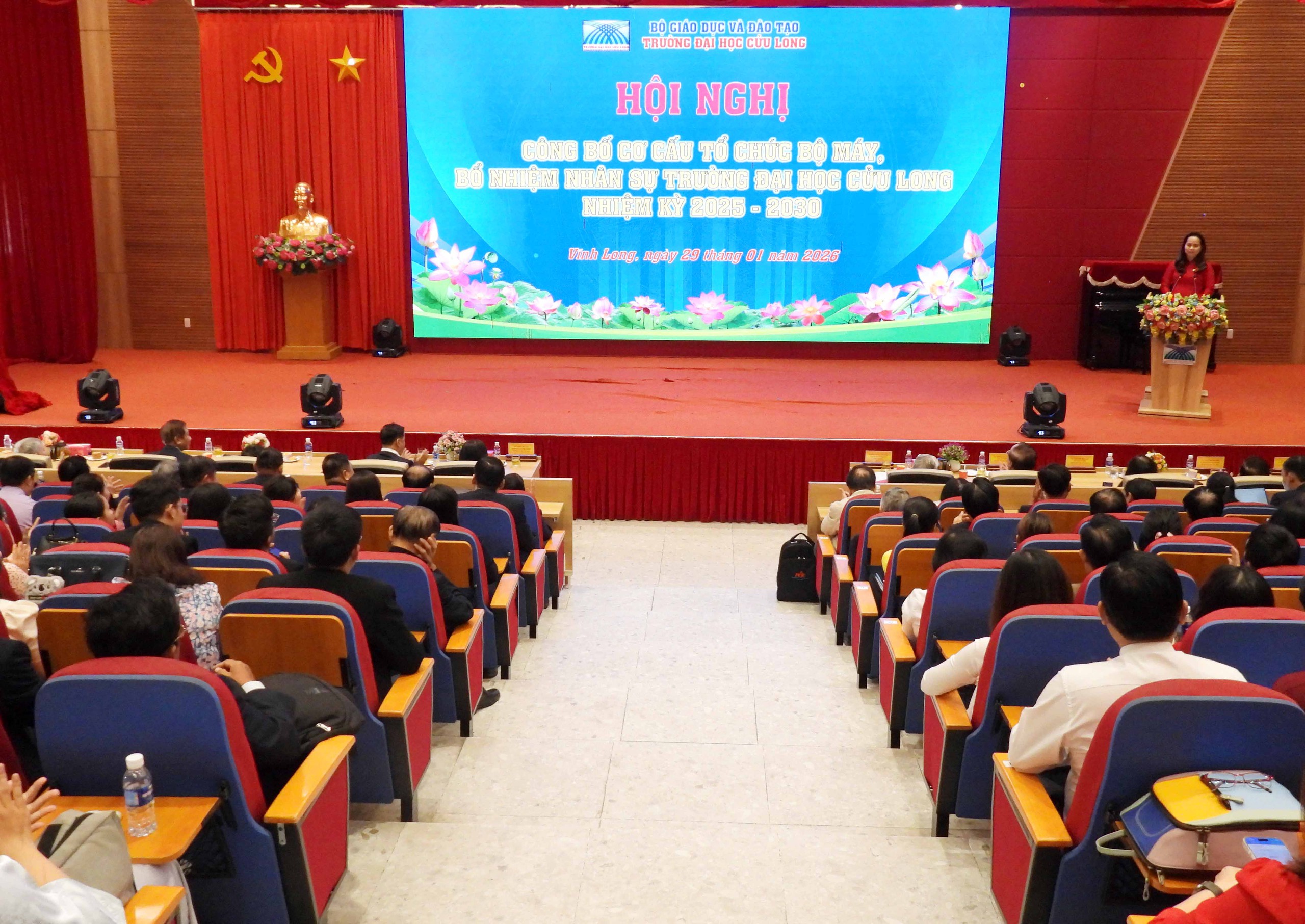 Trường ĐH Cửu Long tái bổ nhiệm và bổ nhiệm mới khoảng 168 cán bộ lãnh đạo - Ảnh 1.