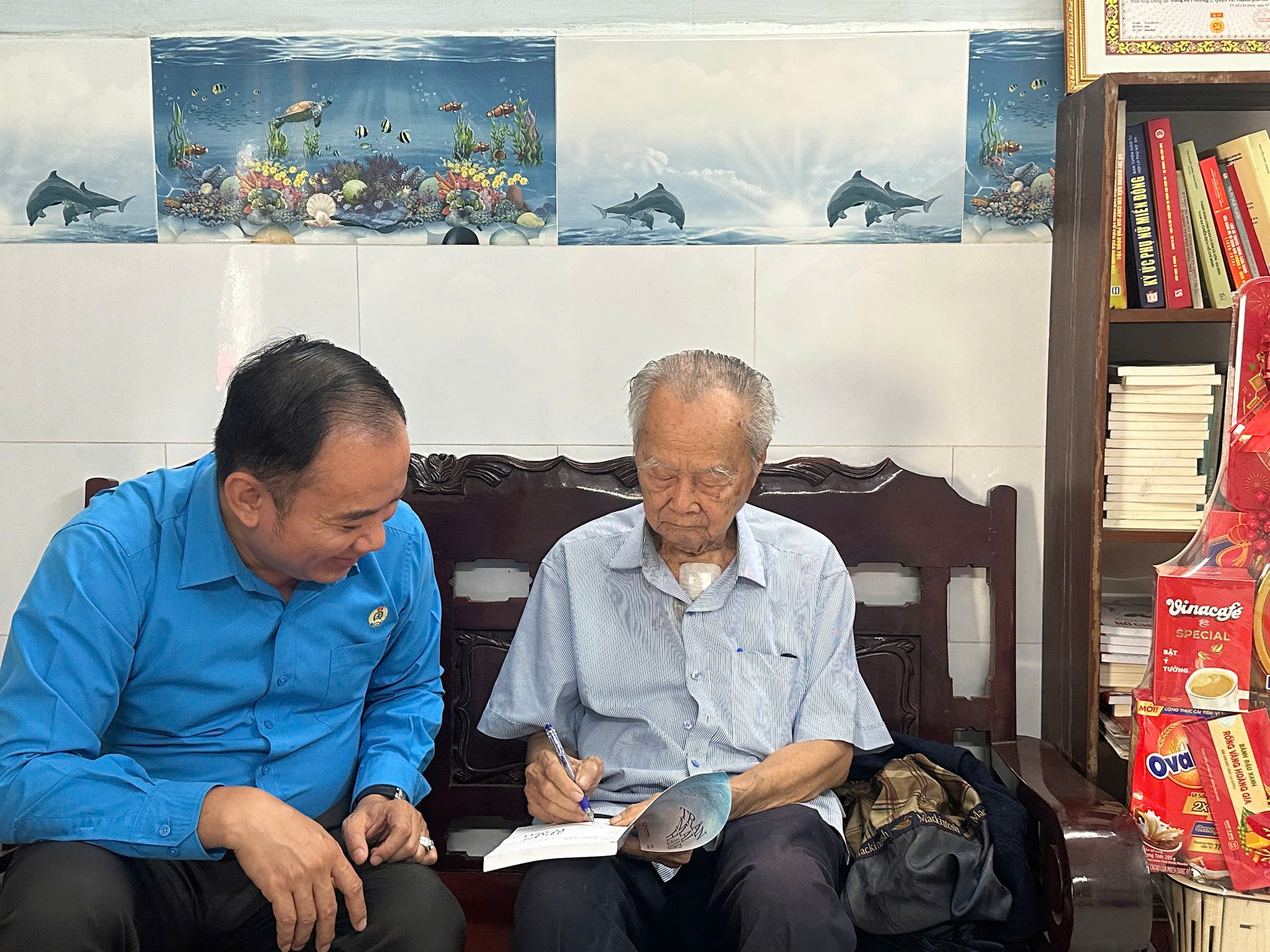 Tri ân Liệt sĩ công vận và lãnh đạo LĐLĐ TPHCM các thời kỳ - Ảnh 3.