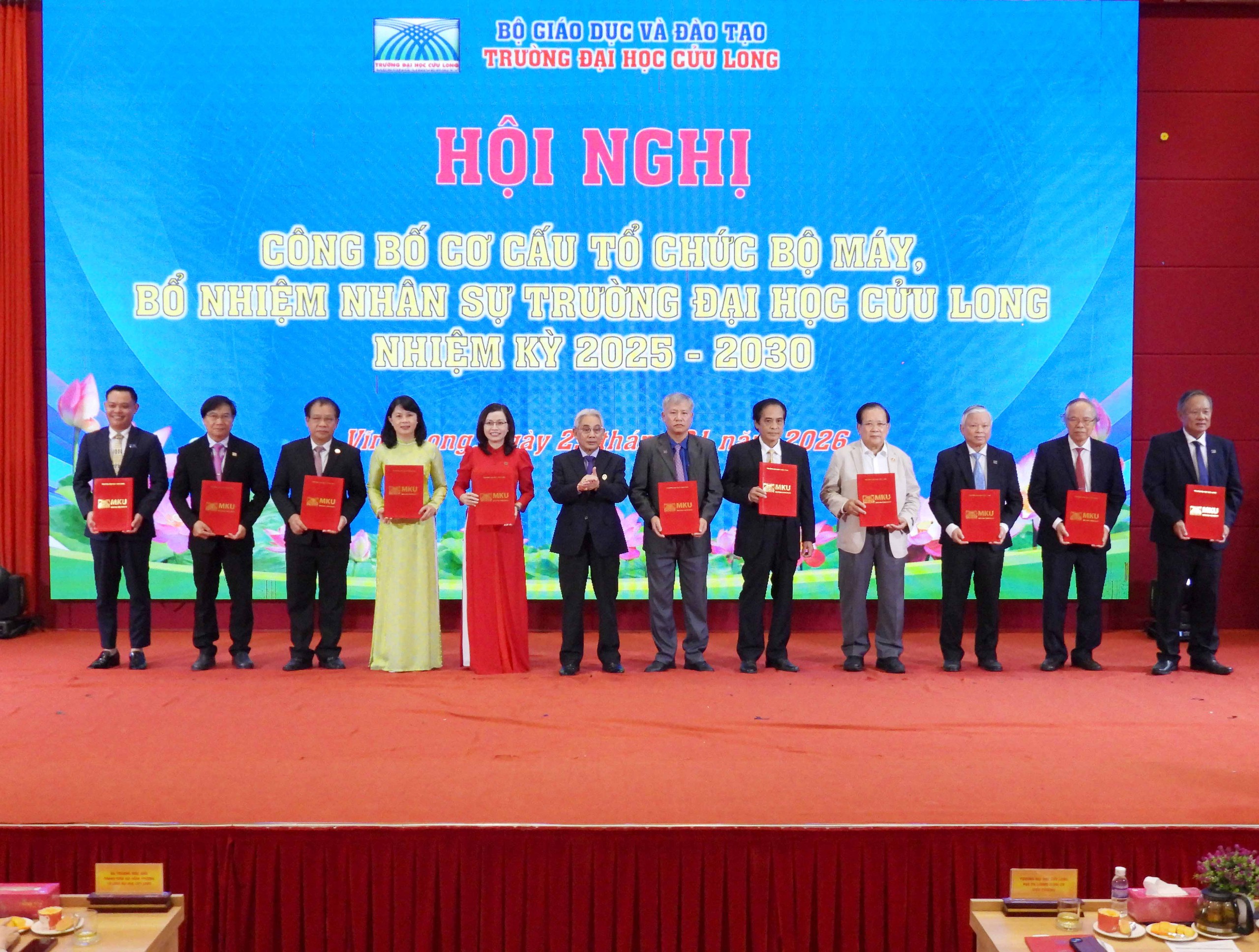 Trường ĐH Cửu Long tái bổ nhiệm và bổ nhiệm mới khoảng 168 cán bộ lãnh đạo - Ảnh 3.